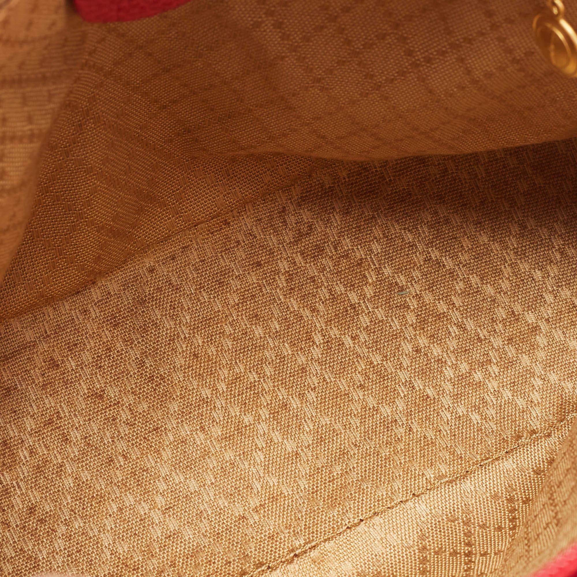 Gucci Rote Umhängetasche mit Bambusgriff aus Wildleder und Leder im Angebot 8