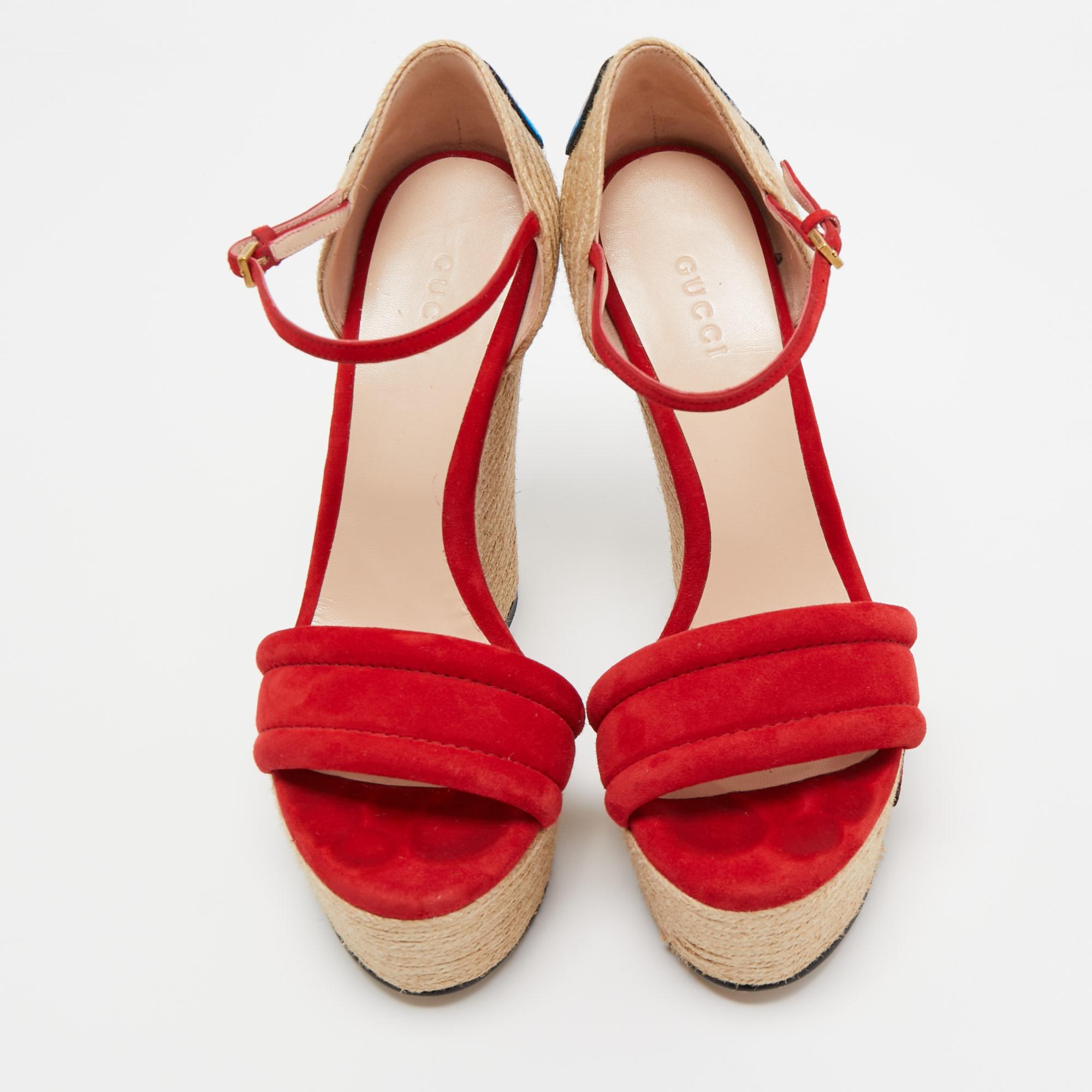 Ces sandales encadreront vos pieds de manière élégante. Fabriquées à partir de matériaux de qualité, elles présentent un design élégant et des semelles intérieures confortables.

