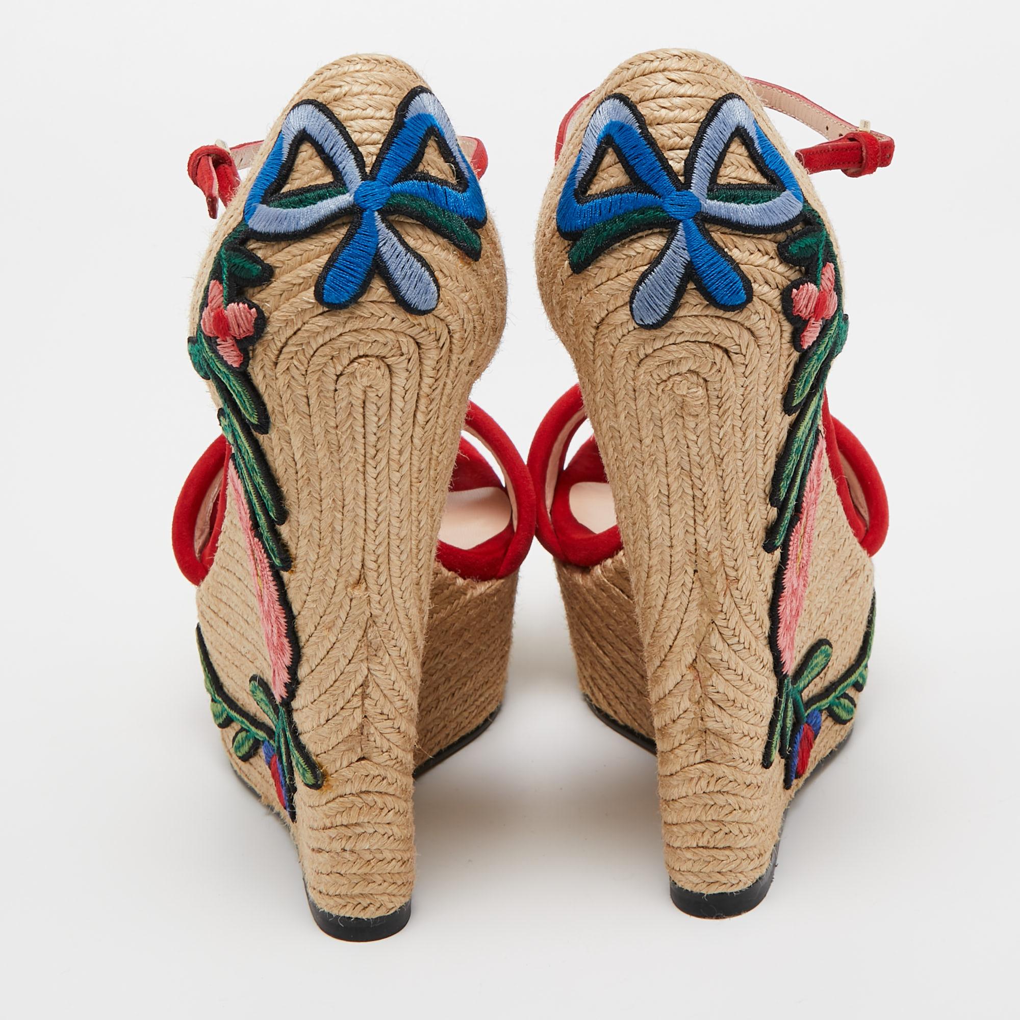 Gucci Espadrilles à bretelles compensées brodées de fleurs en daim rouge taille 37 Excellent état à Dubai, Al Qouz 2
