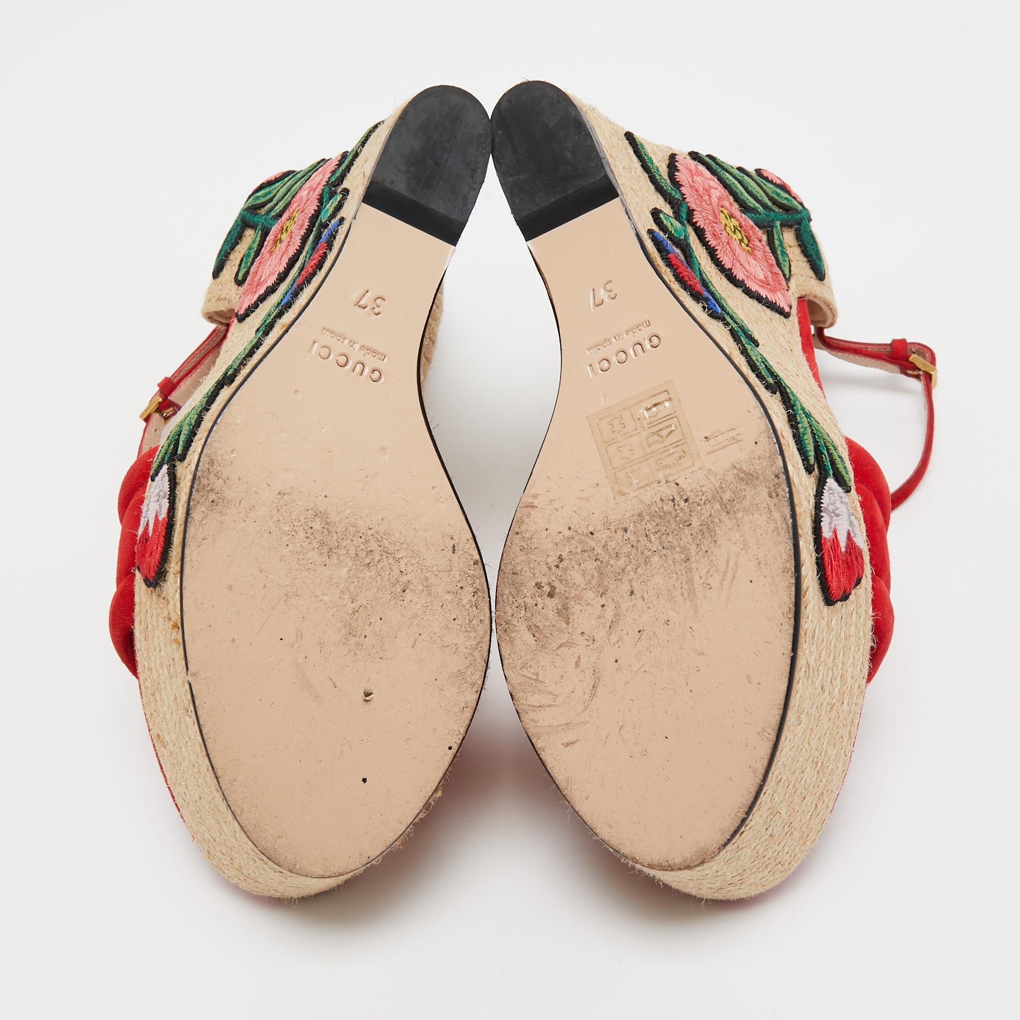  Gucci Espadrilles à bretelles compensées brodées de fleurs en daim rouge taille 37 Pour femmes 