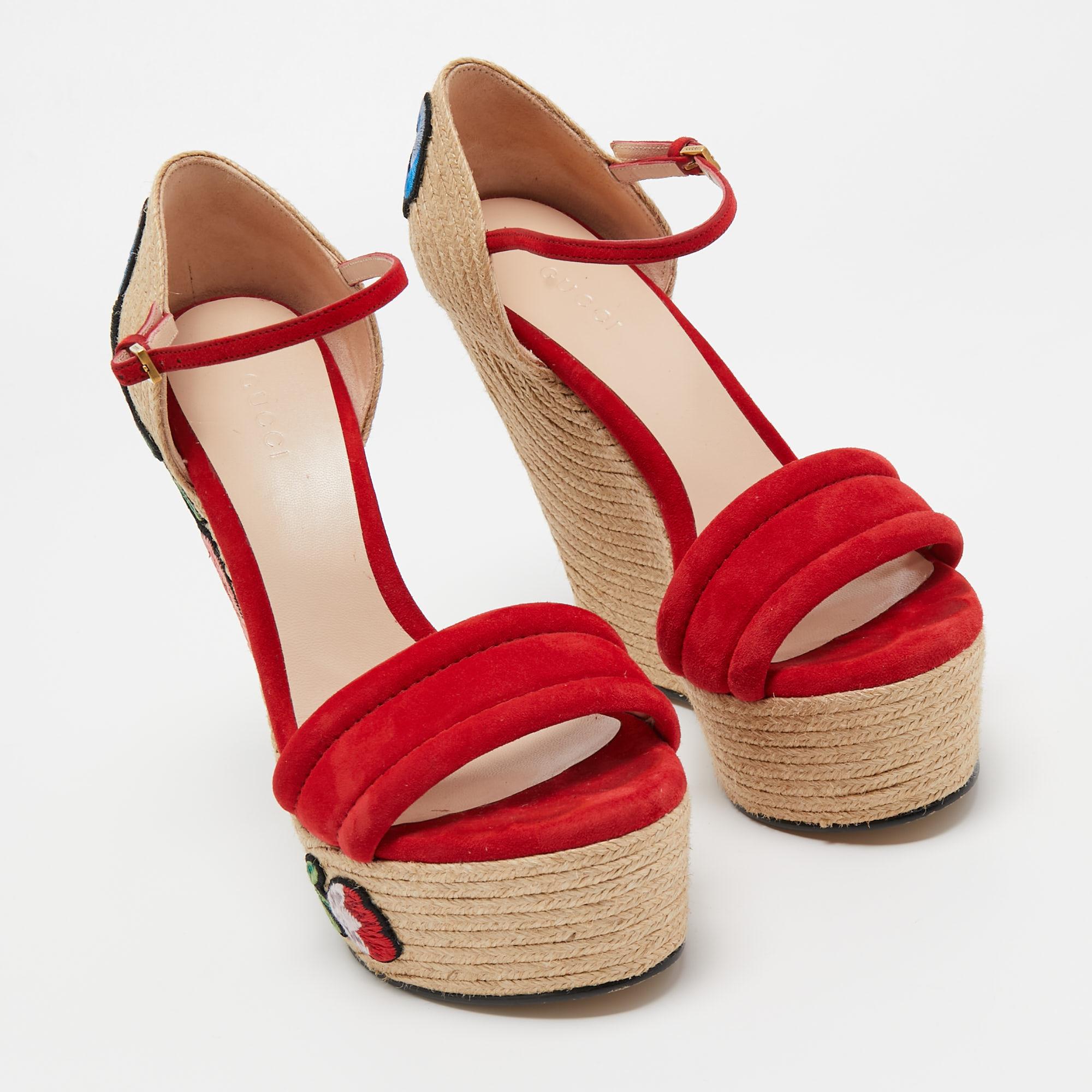 Gucci Espadrilles à bretelles compensées brodées de fleurs en daim rouge taille 37 1