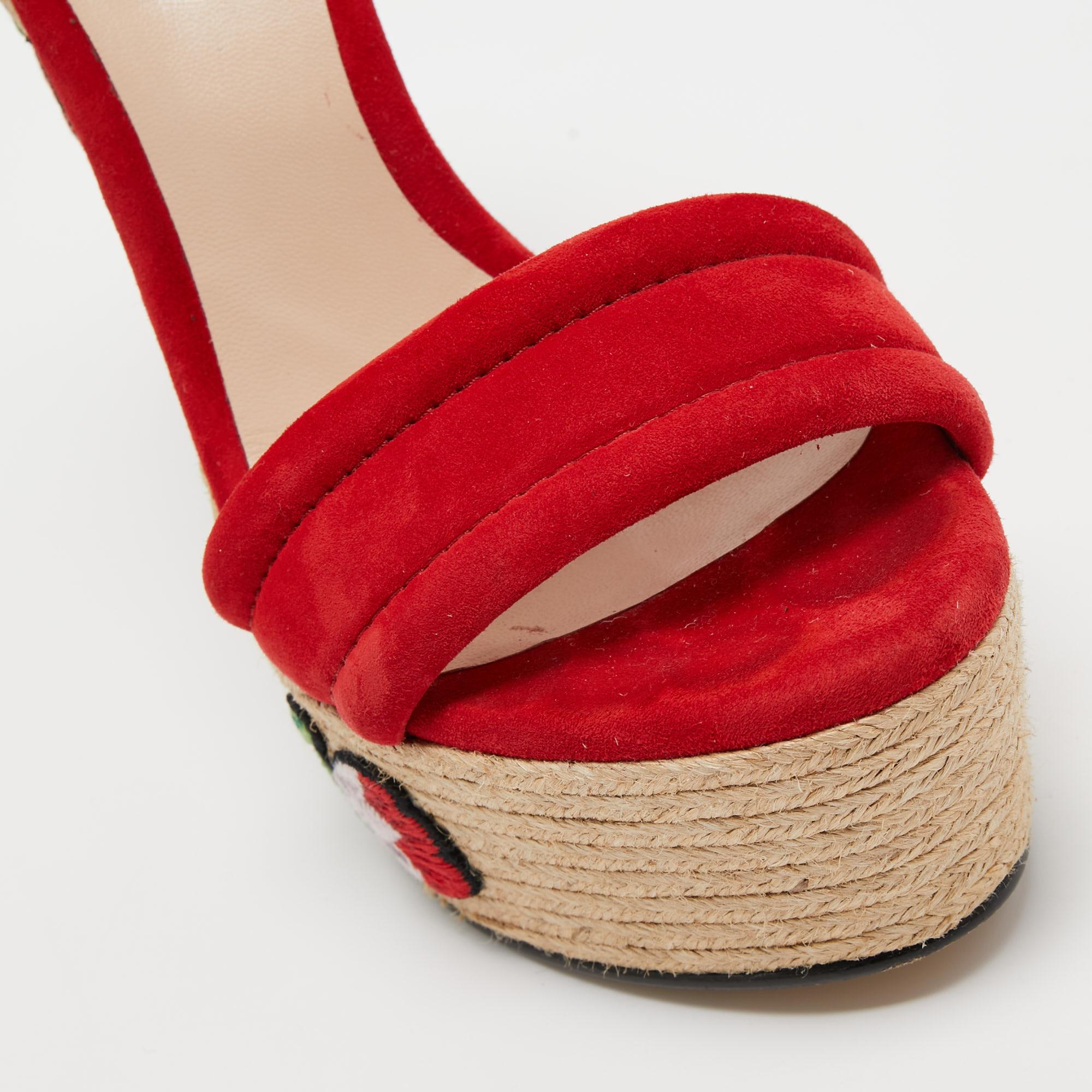 Gucci Espadrilles à bretelles compensées brodées de fleurs en daim rouge taille 37 3