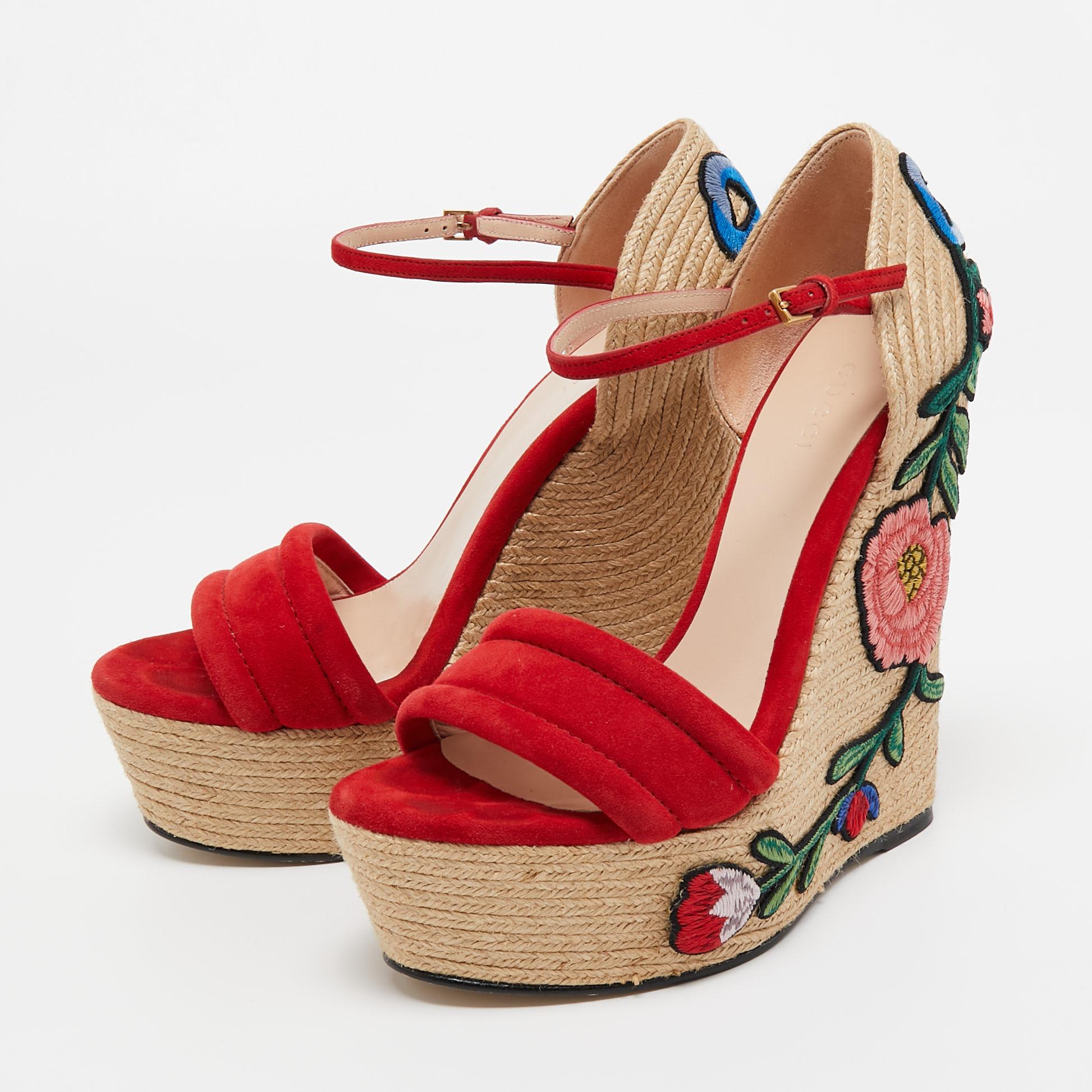 Gucci Espadrilles à bretelles compensées brodées de fleurs en daim rouge taille 37 4