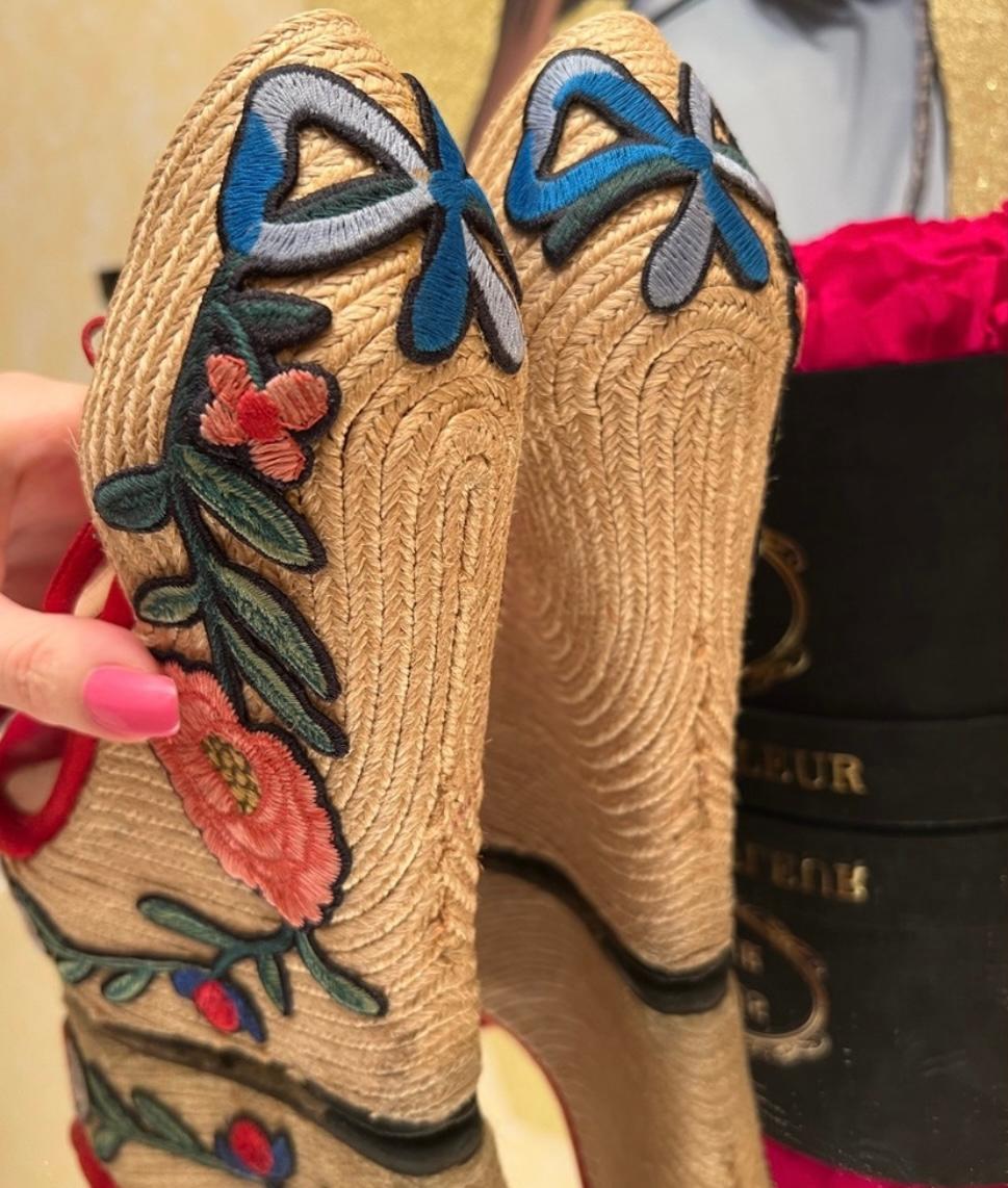 Gucci Rotes Wildleder mit Blumenstickerei Keilplatte aus Knöchelriemen Espadrilles (Braun) im Angebot