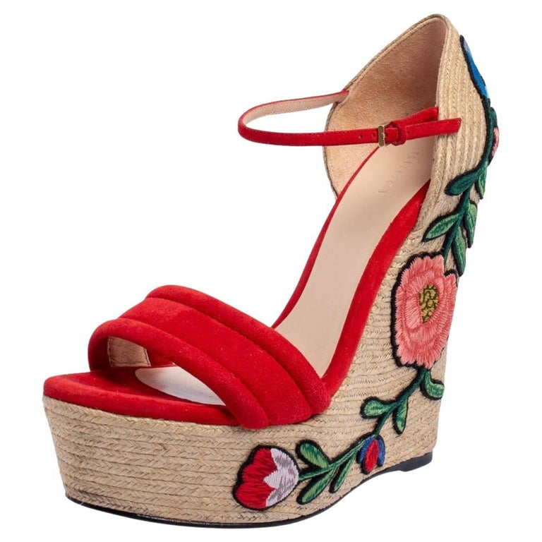 Gucci Alpargatas con correa al tobillo y cuña de ante rojo con