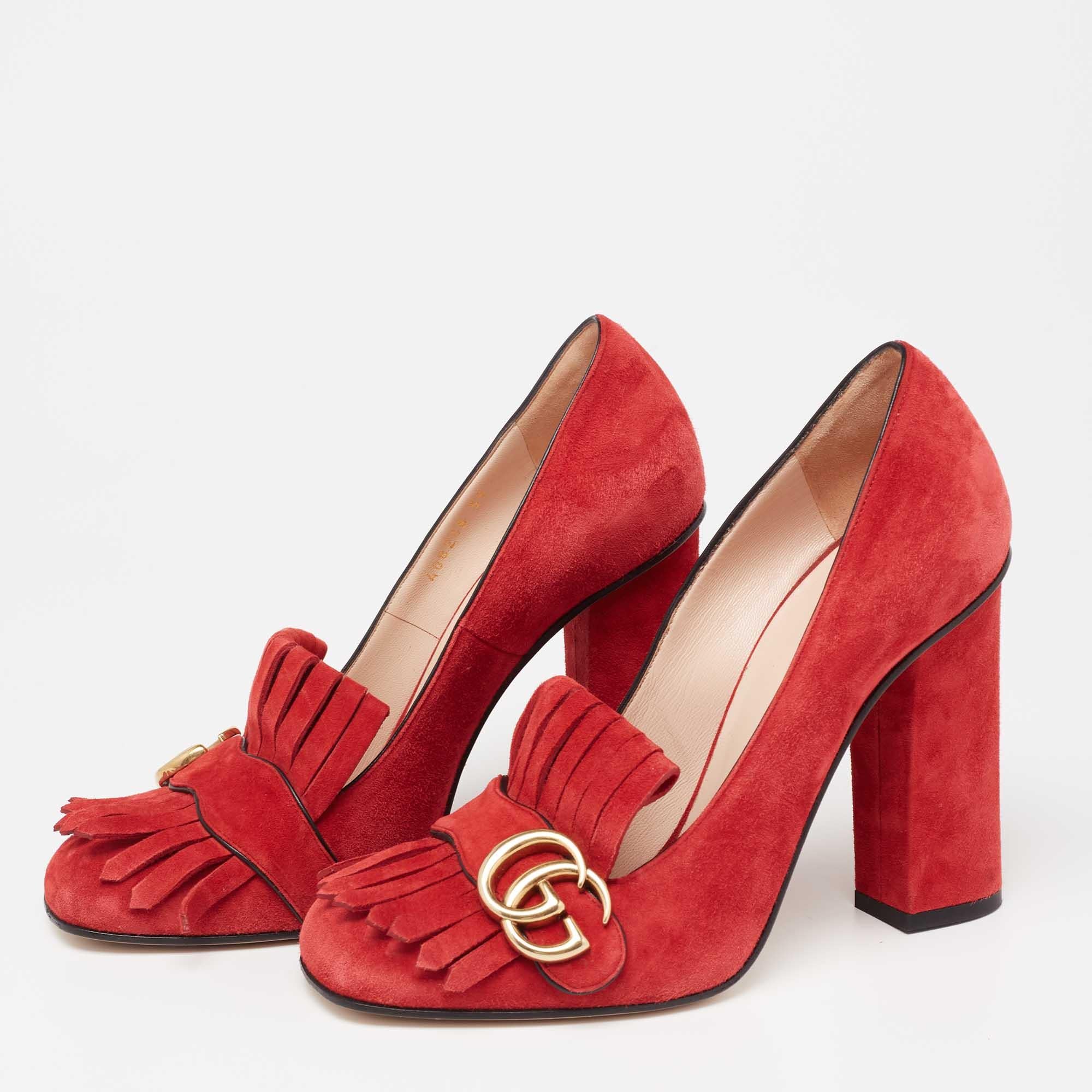 Indulge yourself in a luxurious experience with this pair of Gucci pumps. A perfect accessory to add an extra dose of style to your outfit, it comes made from red suede. The interlocking 'GG' motif on the folded fringe acts as a recognizable