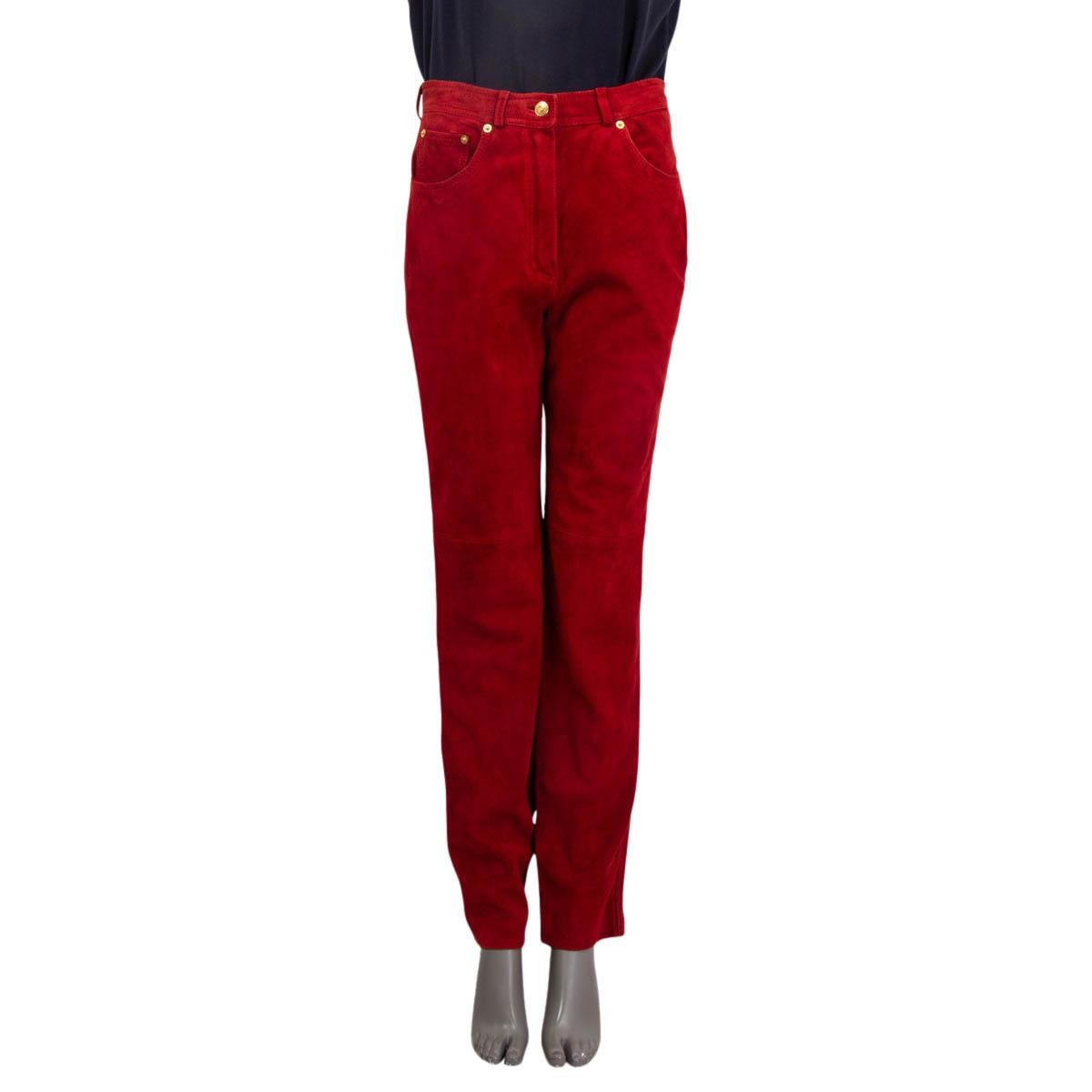 100% authentische Gucci Hose mit hoher Taille aus rotem Wildleder. Verziert mit GG-Stickereien auf den Gesäßtaschen. Mit zwei Schlitztaschen auf der Vorderseite. Wird mit einem verdeckten Reißverschluss und einem goldenen Metallknopf auf der
