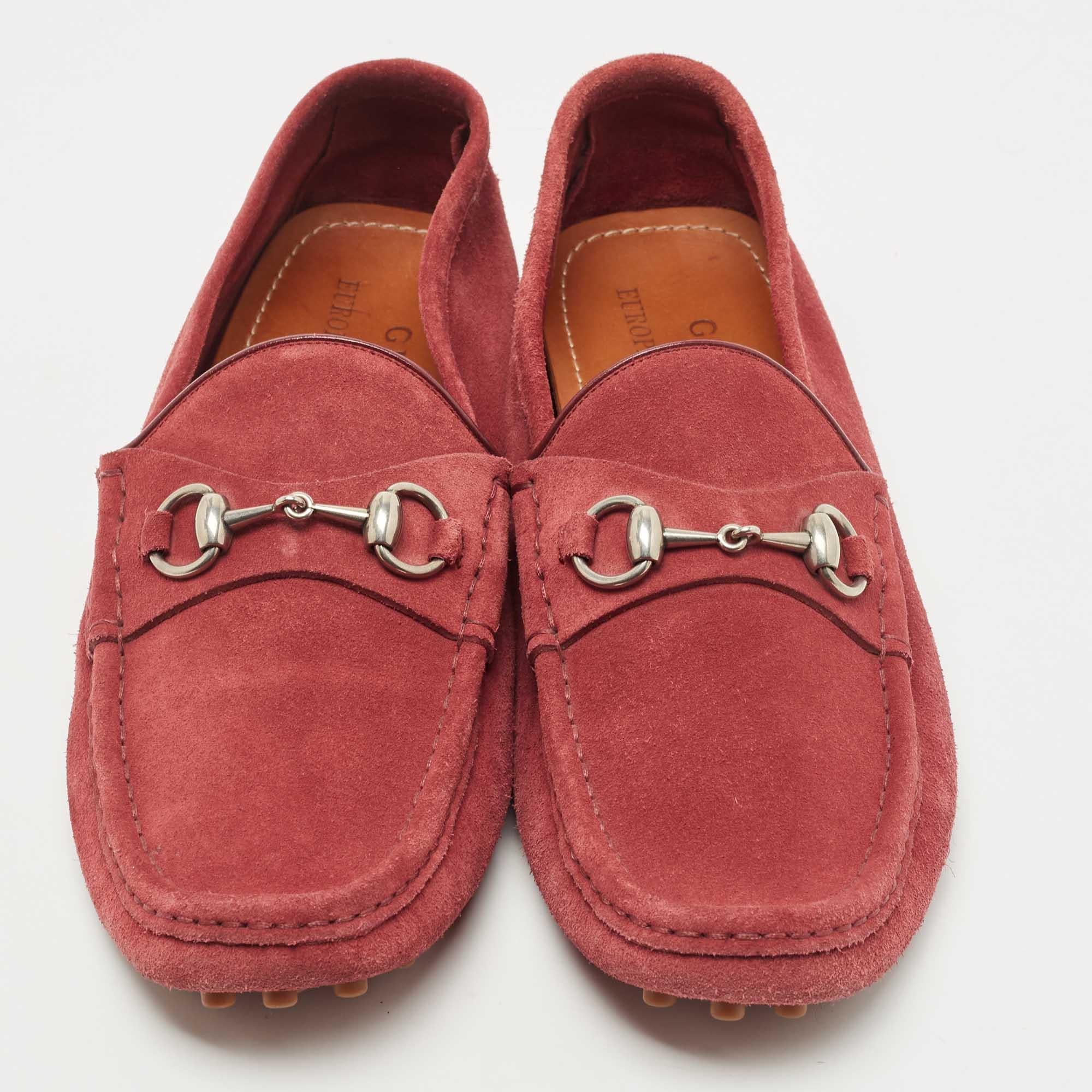 Gucci Red Suede Horsebit Slip On Loafers Size 42 In Good Condition For Sale In Dubai, Al Qouz 2