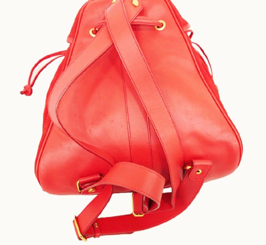 This Gucci backpack features a red suede body, gold-tone hardware, dual flat leather shoulder straps, beige canvas lining, one zip pocket inside, drawstring closure at top with flap and buckle closure above.


70370MSC