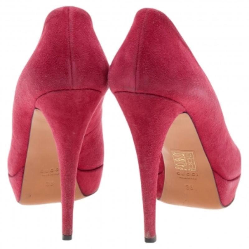 Gucci Red Suede Round Toe Platform Pumps Size 38 In Good Condition For Sale In Dubai, Al Qouz 2