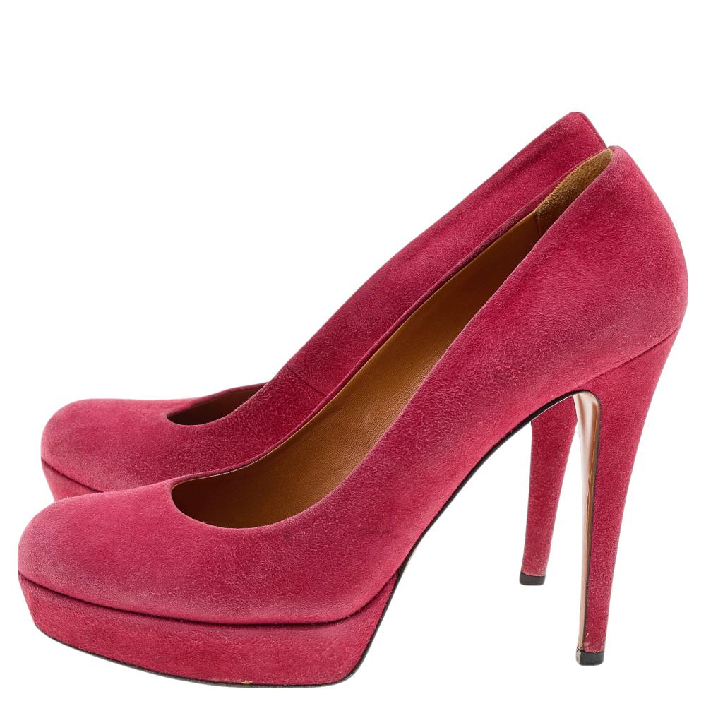 Gucci Red Suede Round Toe Platform Pumps Size 38 For Sale 2