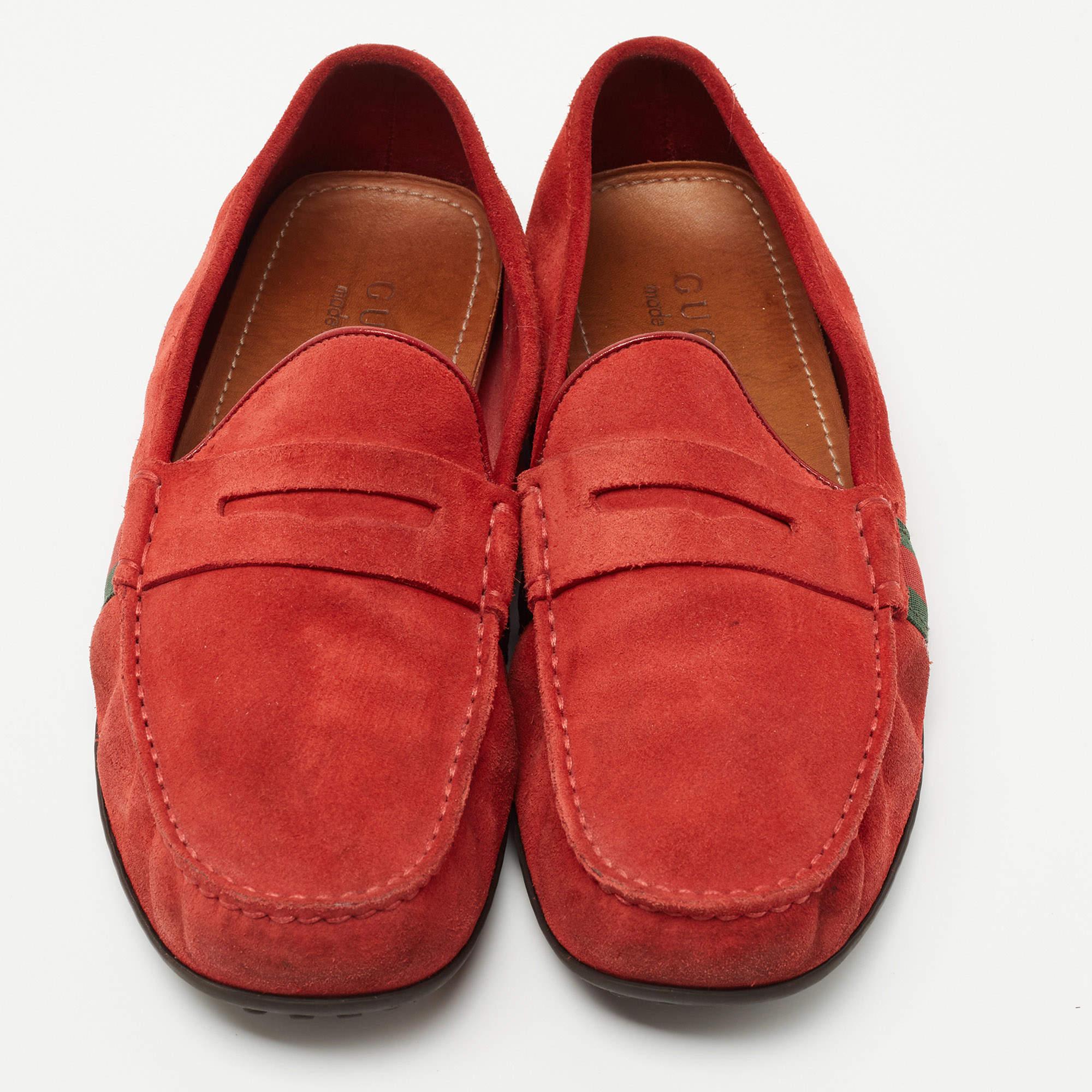 Rouge Penny Loafers en daim rouge de Gucci Taille 40.5 en vente