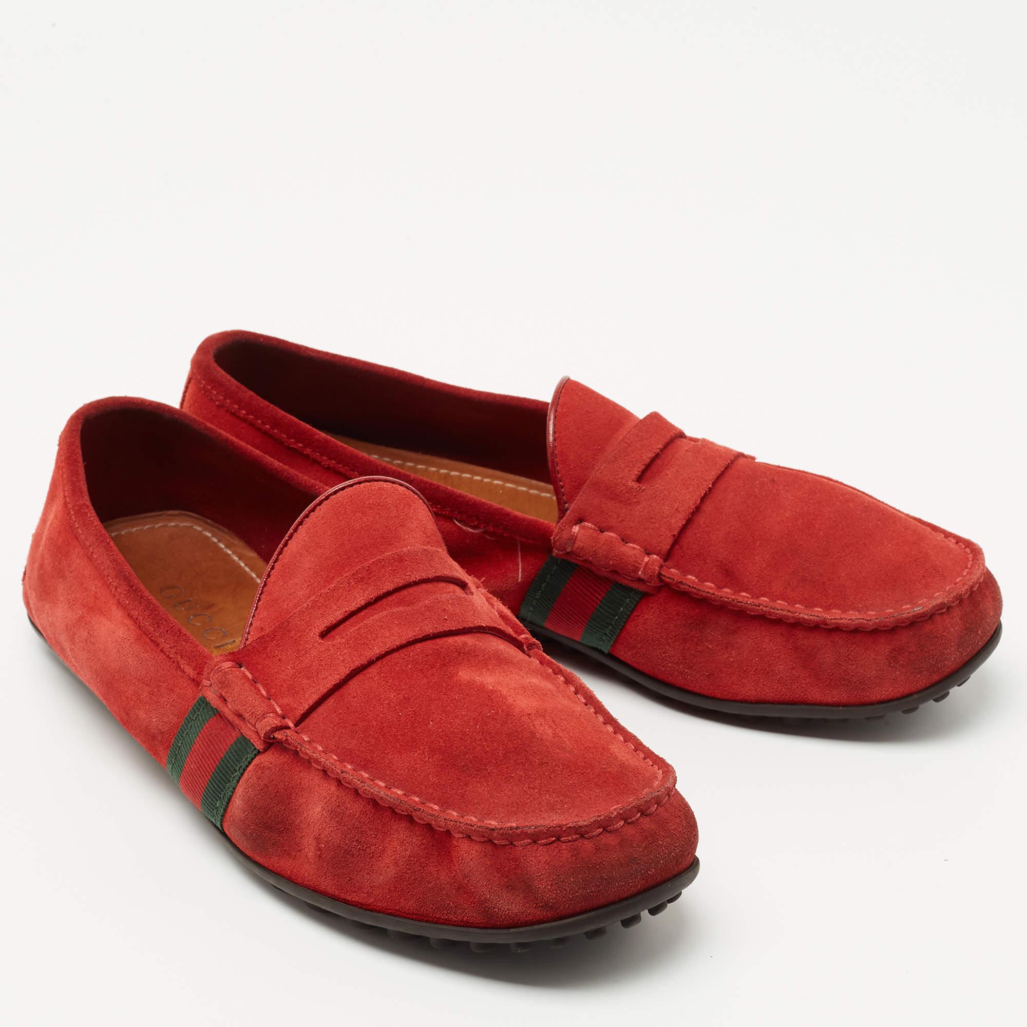 Penny Loafers en daim rouge de Gucci Taille 40.5 État moyen - En vente à Dubai, Al Qouz 2