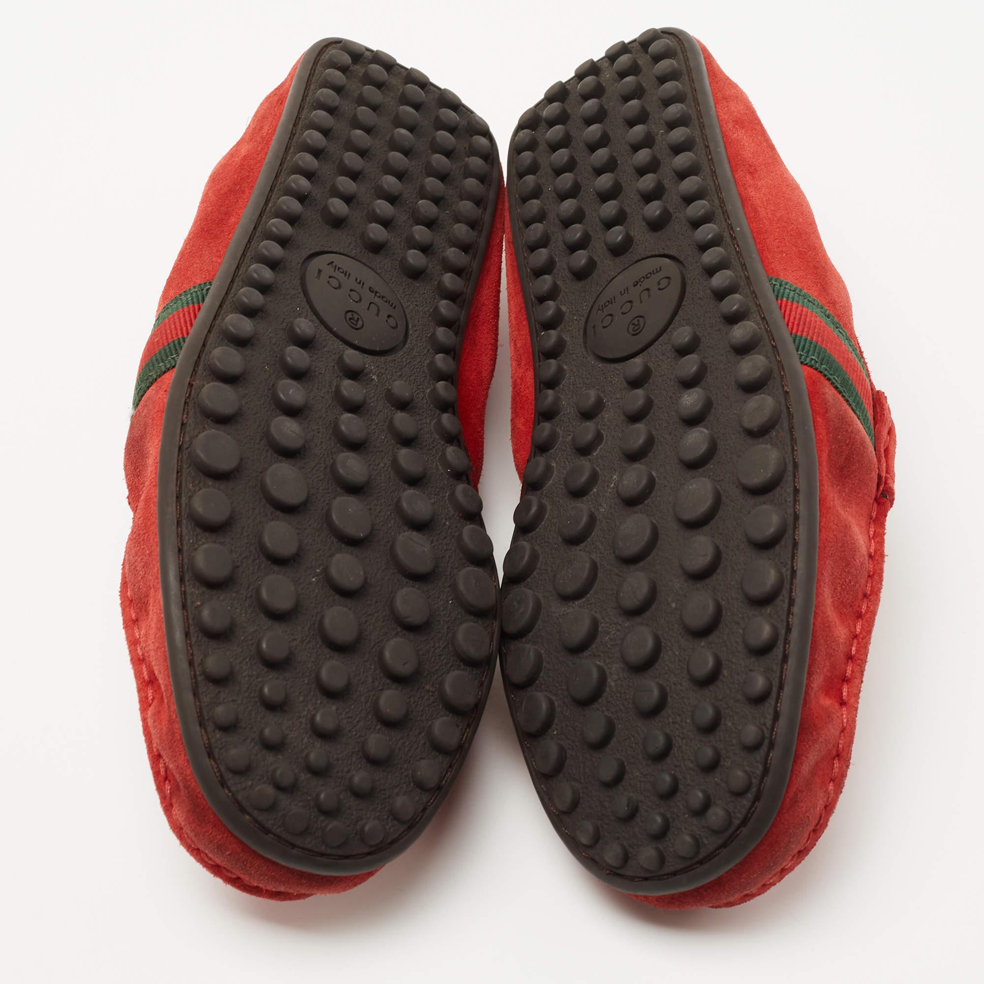 Penny Loafers en daim rouge de Gucci Taille 40.5 en vente 1