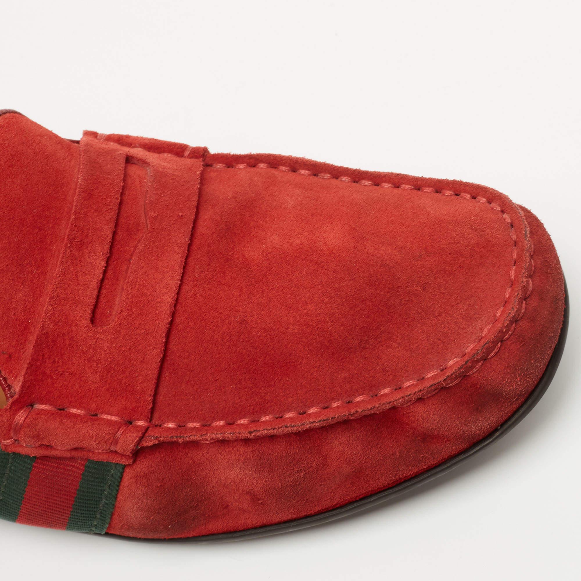 Penny Loafers en daim rouge de Gucci Taille 40.5 en vente 3