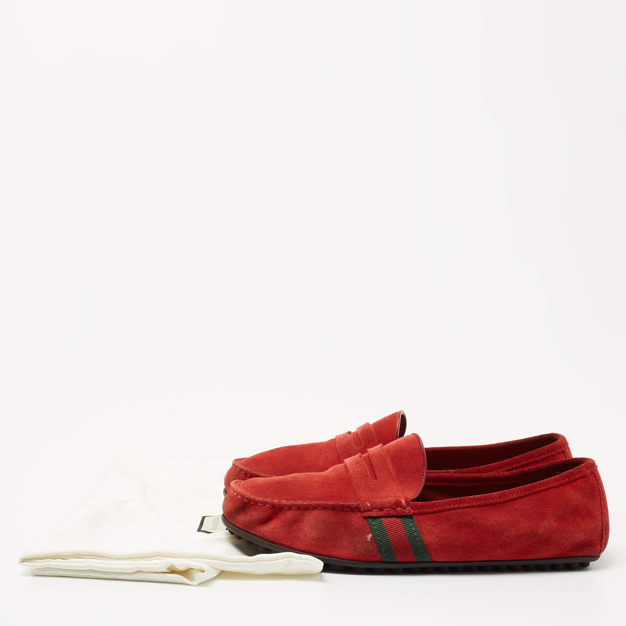Penny Loafers en daim rouge de Gucci Taille 40.5 en vente 4