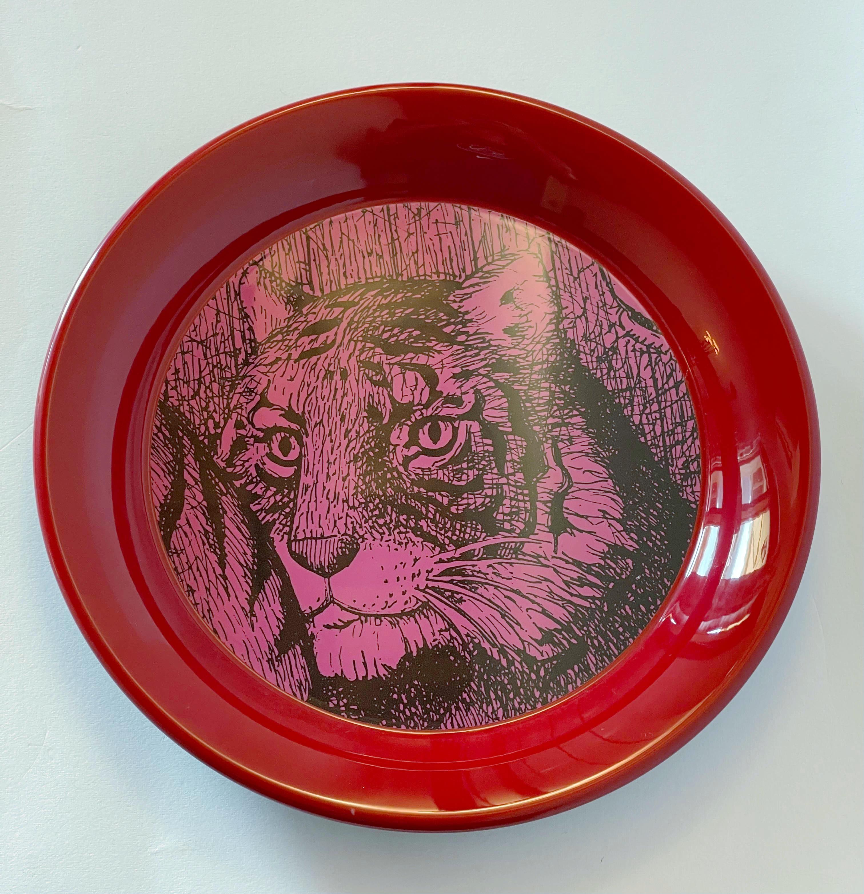 Piatto o vassoio da portata in metallo con tigre rossa di Gucci e base in velluto bordeaux / Made in Italy nel 2017
Timbro originale sul lato inferiore
Diametro: 11 pollici / Altezza: 0,5 pollici
1 disponibile in magazzino in Italia
Riferimento