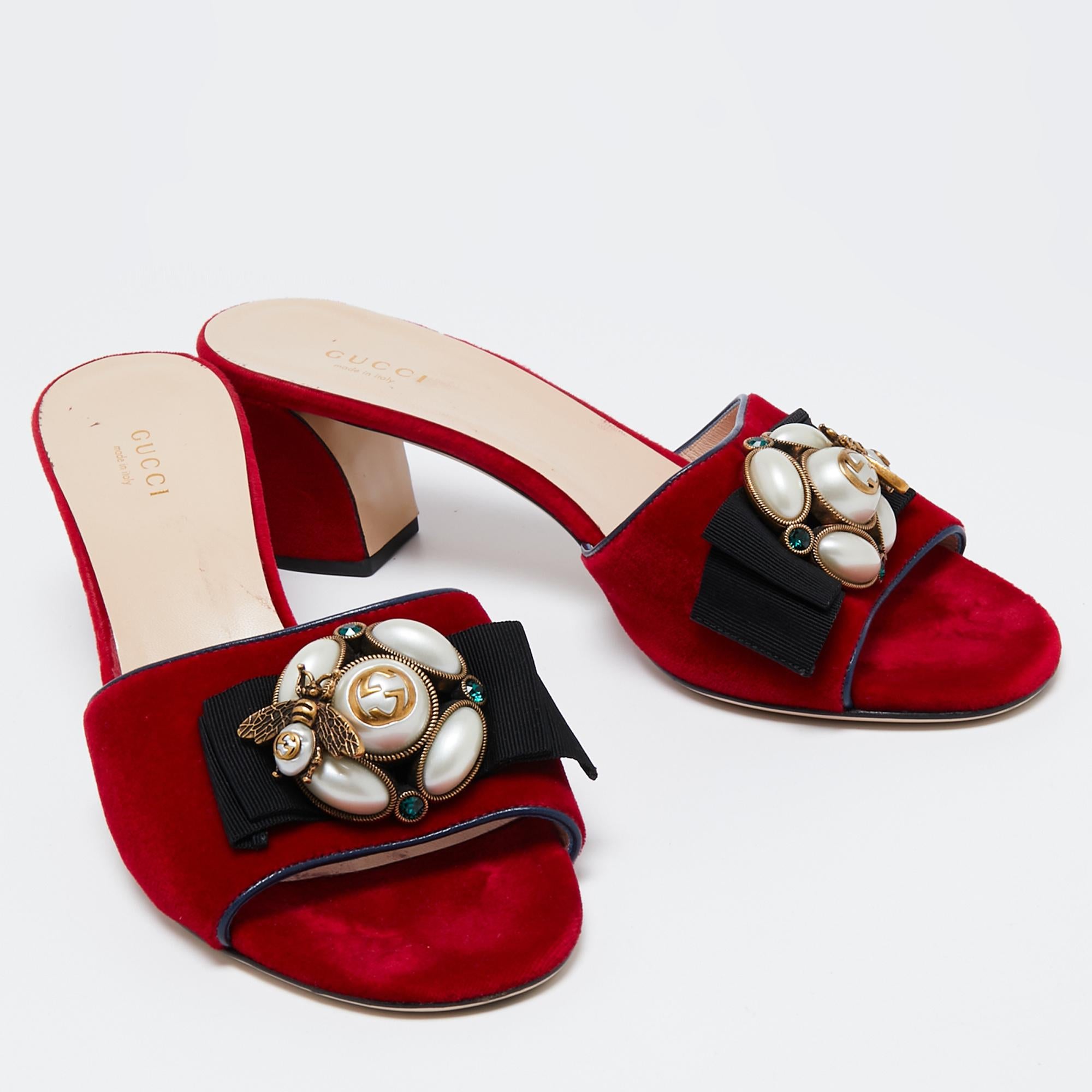 Gucci Red Velvet Bee/Faux Pearl Mid-Heel Slide Sandals Size 40 In Good Condition In Dubai, Al Qouz 2