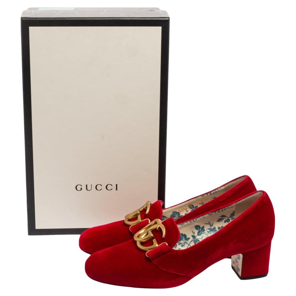 These gorgeous GG Marmont pumps from Gucci are crafted exquisitely from velvet and are here to make you swoon with adoration! The red pumps feature comfortable block heels, leather-lined insoles, and sturdy soles. Flaunt them on those special