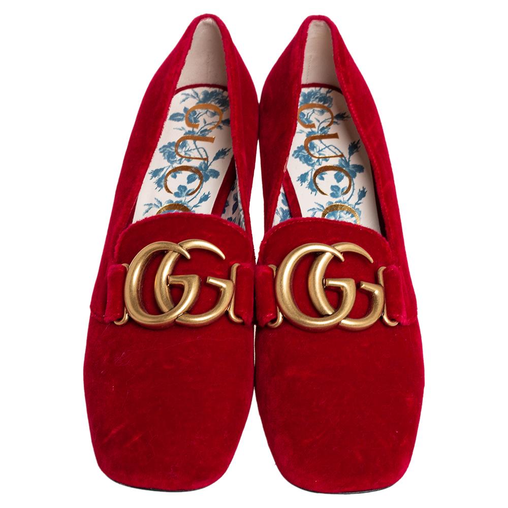 Comfortable and stylish at the same time, these Marmont pumps from Gucci are simply amazing! They are crafted from velvet and styled in a rounded square-toe silhouette with the signature GG logo detailed on the vamps. They are complete with