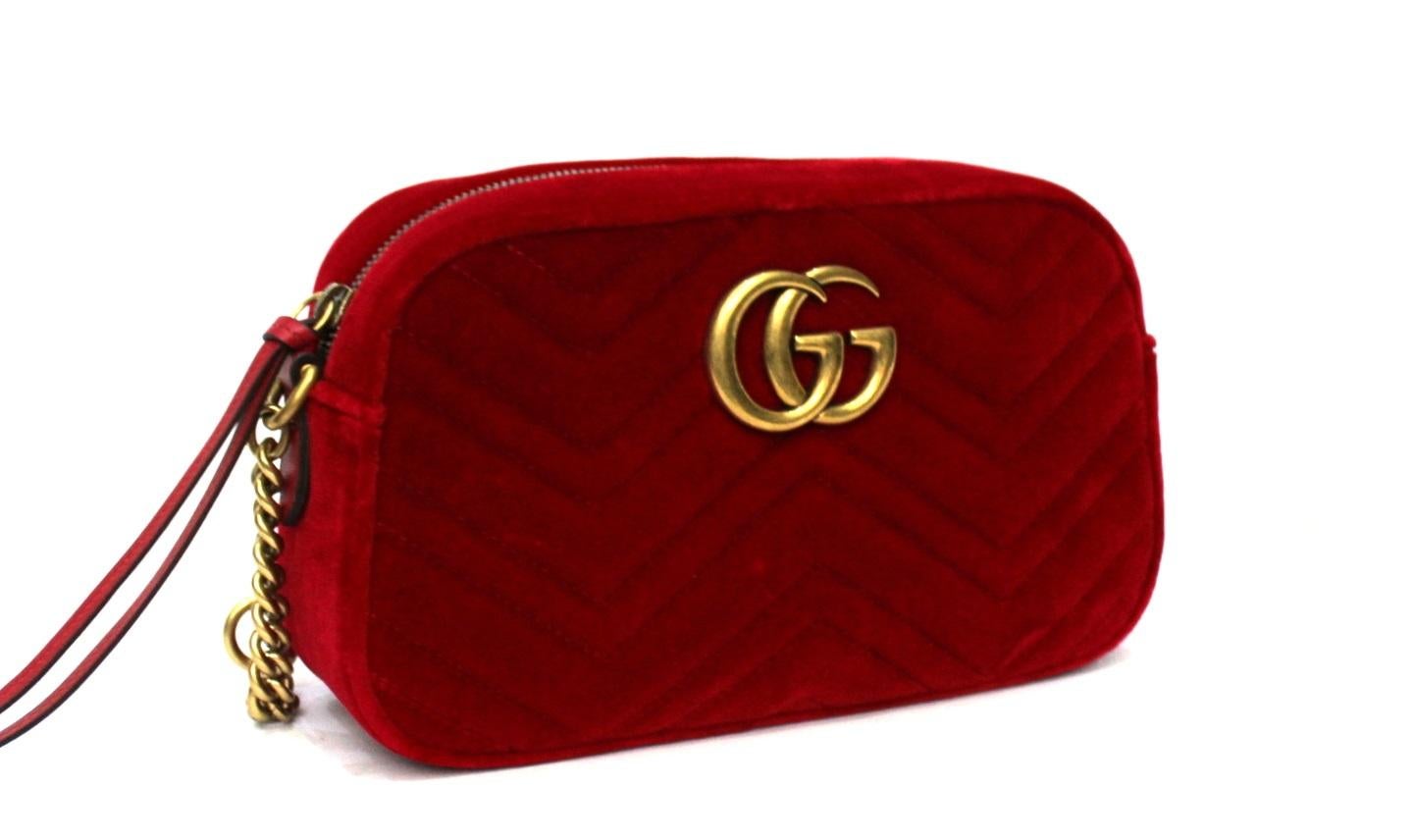 Camera bag Gucci Marmont line format bag, made of red velvet with golden hardware.

Zip closure, internally quite large.

Very good condition.
