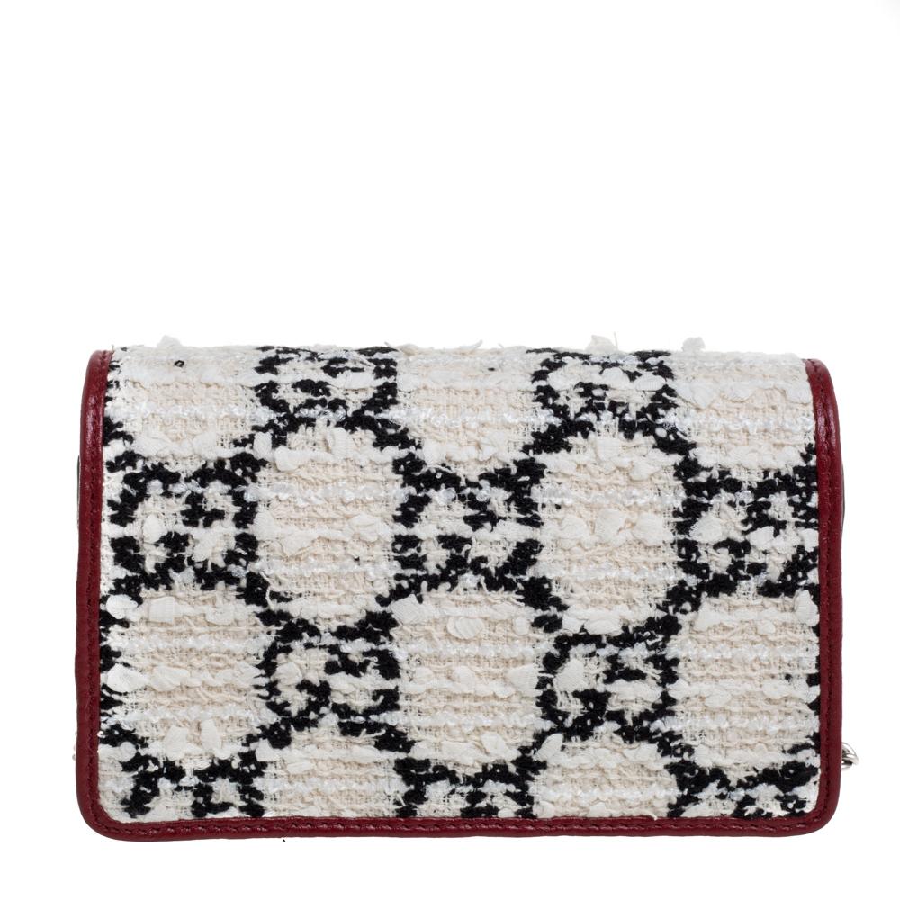 Picture yourself swinging this gorgeous bag at your outings with friends or at social gatherings and imagine how it will not only complement all your outfits but fetch you endless compliments. This Gucci creation has been beautifully crafted from
