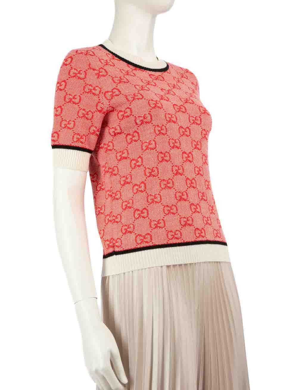 El ESTADO es Muy bueno. Apenas se aprecia desgaste en la parte superior de este artículo usado de reventa del diseñador Gucci.
 
 Detalles
 Rojo
 Lana
 Jersey de punto
 Logotipo GG jacquard
 Manga corta
 Cuello redondo
 
 
 Fabricado en Italia
 
