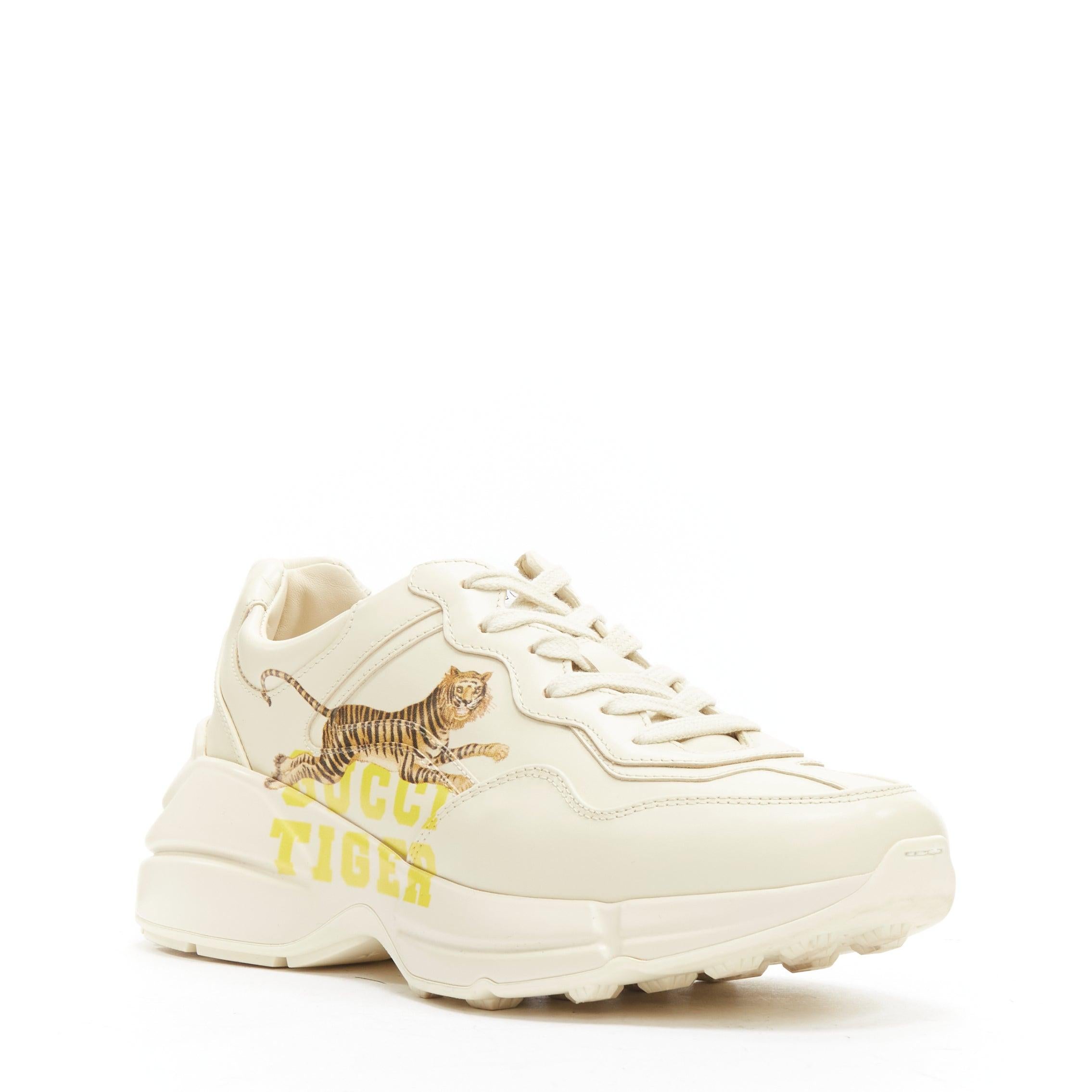 GUCCI Rhyton cream Tiger print leather panelled chunky dad sneakers EU37.5
Reference: LNKO/A02199
Brand: Gucci
Designer: Alessandro Michele
Model: Rhyton
Material: Leather
Color: Beige
Pattern: Solid
Closure: Lace Up
Lining: Beige Leather
Extra