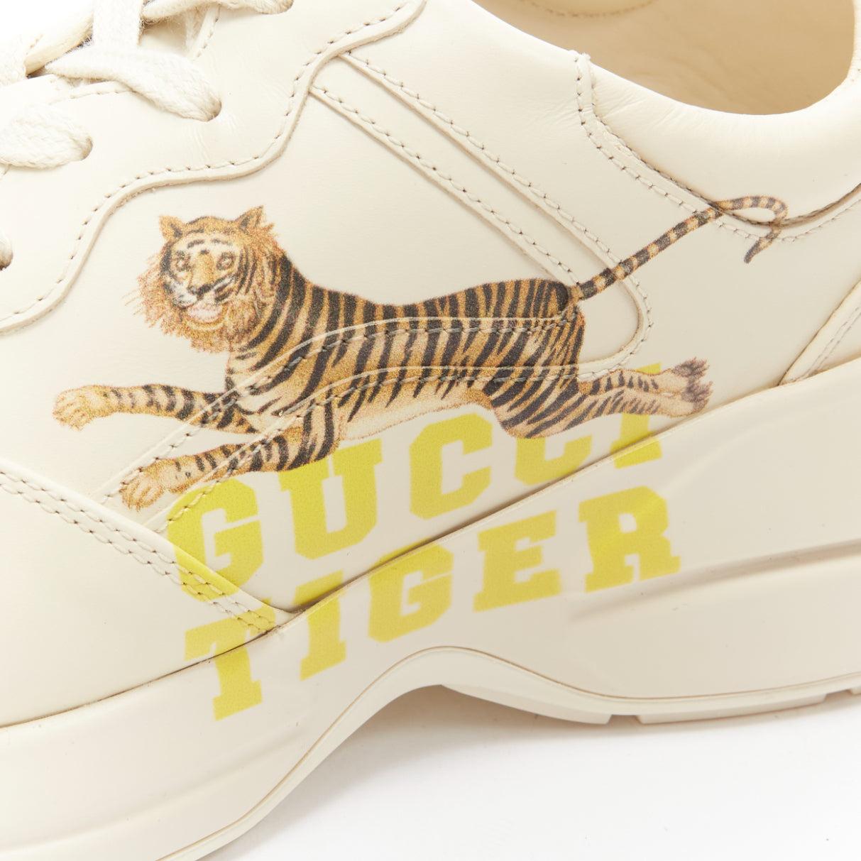 Gucci Rhyton crème Baskets chunky en cuir imprimé tigre EU37.5 en vente 1
