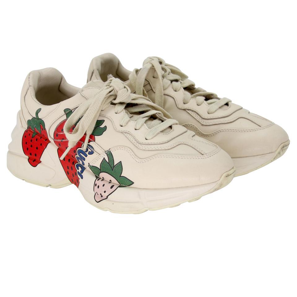 Gucci Rhyton Logo 37 Leather Handpainted Strawberries Sneakers GG-0525N-0217 In Good Condition For Sale In Downey, CA