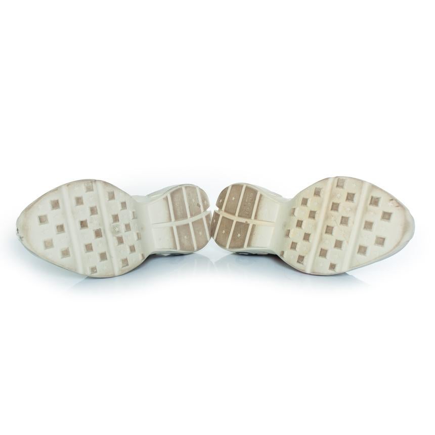 Gucci, zapatillas Rhyton con estampado de boca en beige. El artículo está en muy buen estado

ESTADO: muy buen estado

TALLA: 11 - 44

MEDIDAS DE LA PLANTILLA: 29 cm

MEDIDAS DEL TACÓN: 4 cm PLATAFORMA: 2,5 cm

MATERIAL: cuero

COLOR: beige