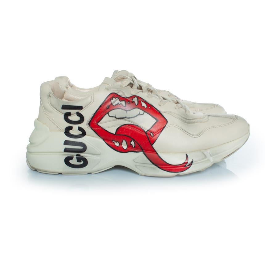 De los hombres Gucci, zapatillas Rhyton con estampado de boca en beige en venta