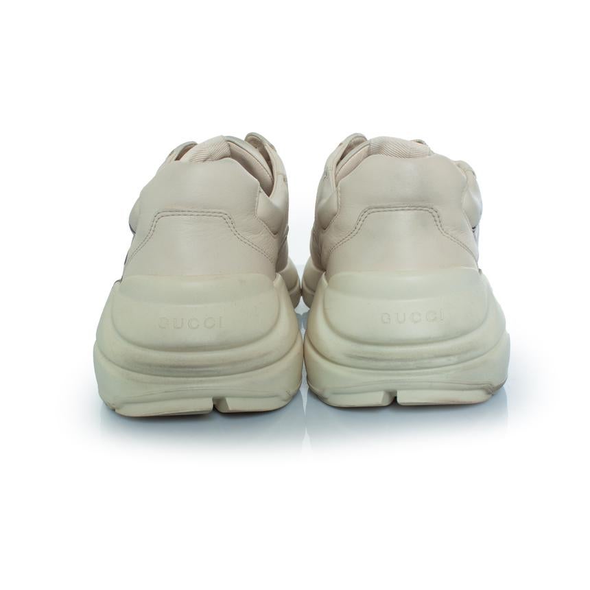 Gucci, zapatillas Rhyton con estampado de boca en beige en venta 1