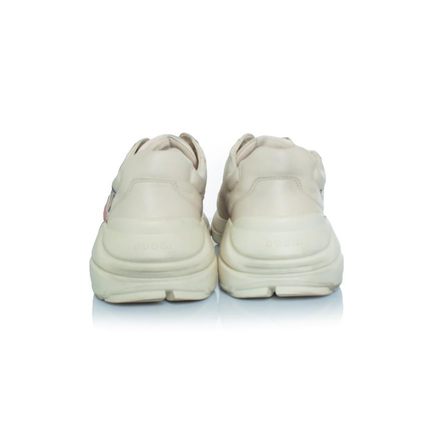 Gucci, zapatillas Rhyton con estampado de boca en beige en venta 2