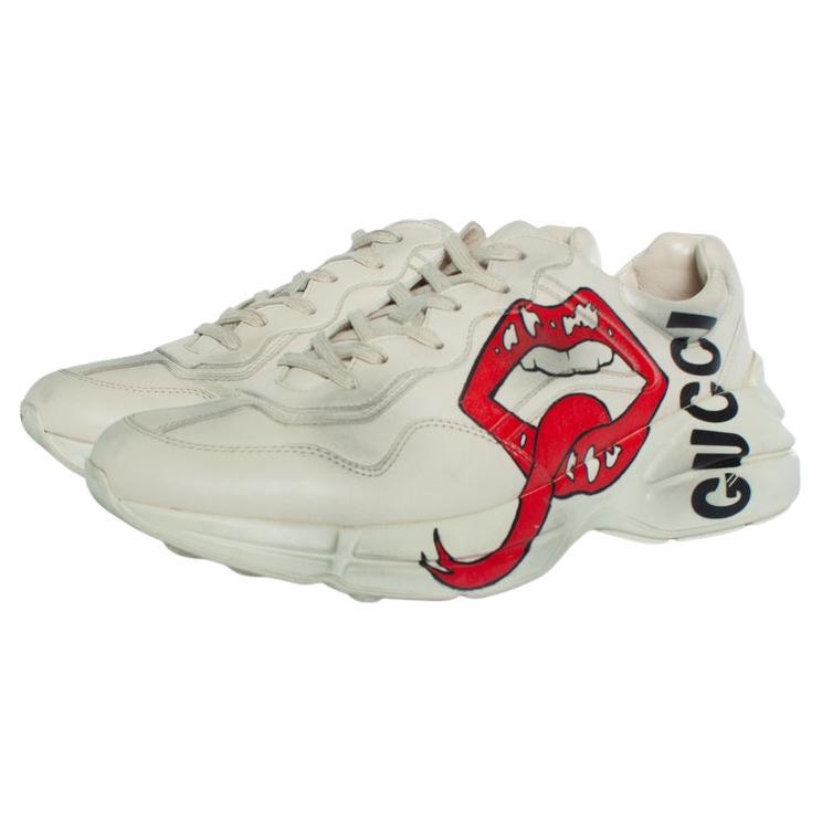 Gucci, zapatillas Rhyton con estampado de boca en beige en venta