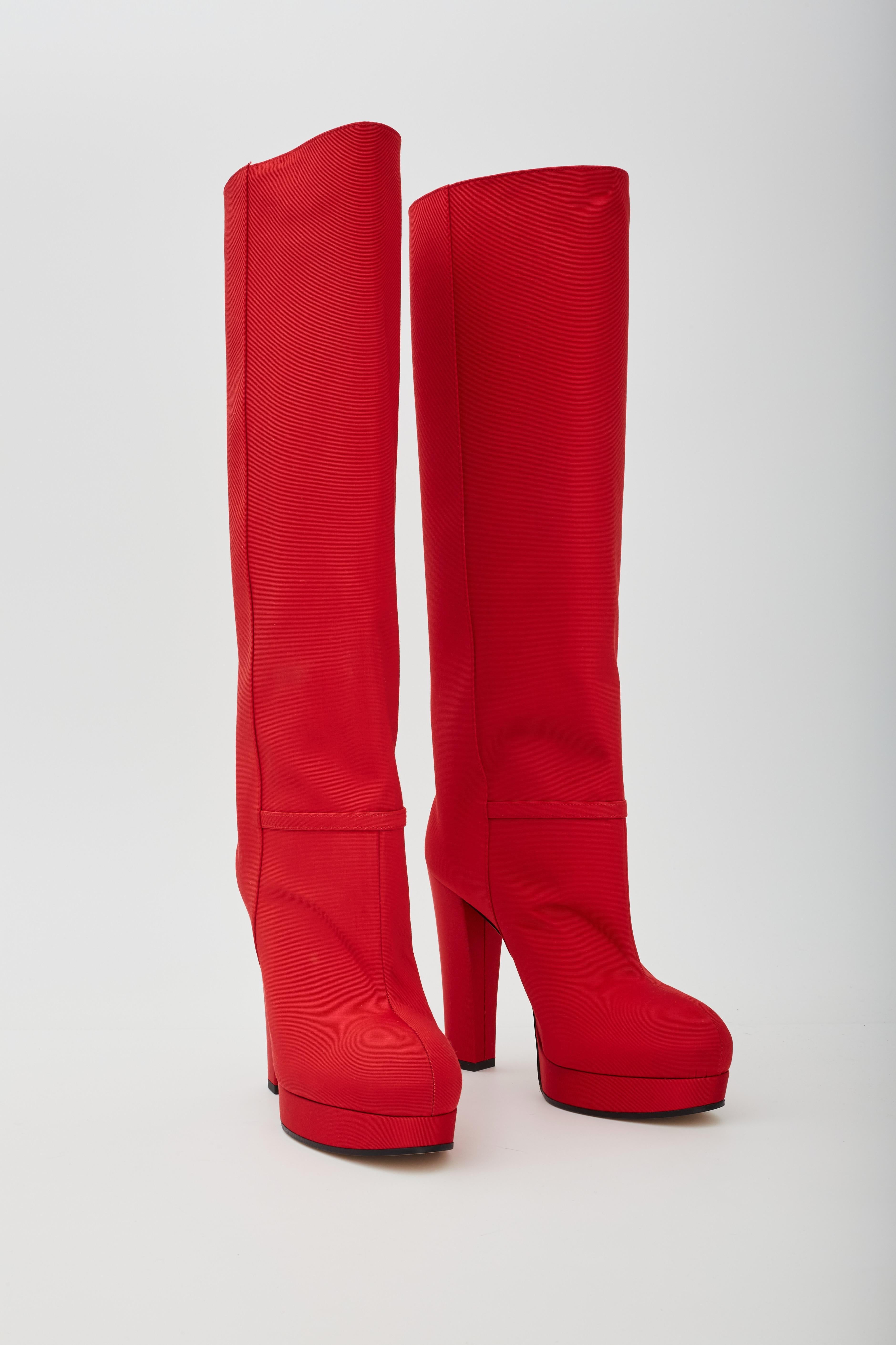 Rouge Gucci - Bottes à plateforme hauteur genou en tissu rouge côtelé (588968) 38,5 EU en vente