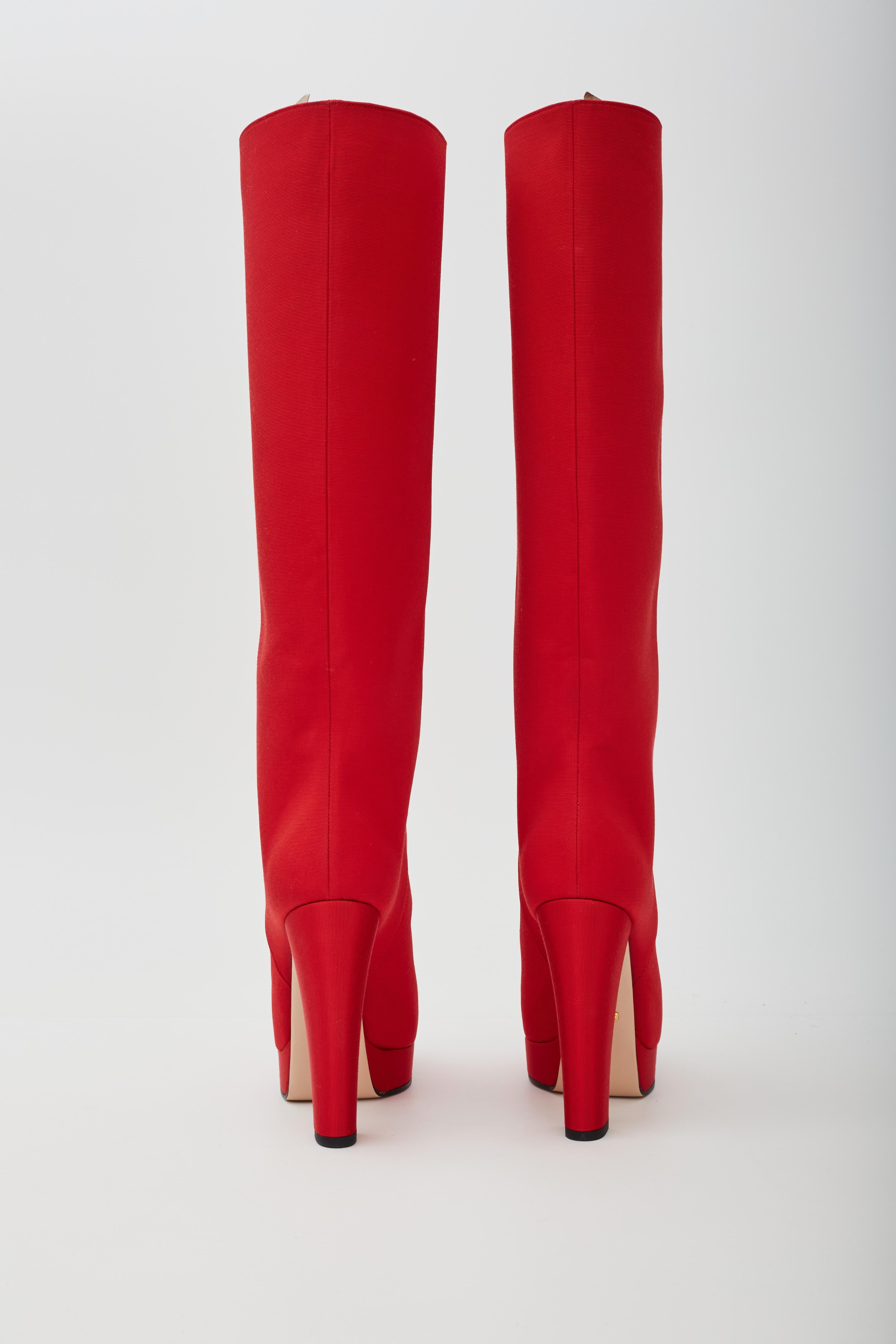 Gucci - Bottes à plateforme hauteur genou en tissu rouge côtelé (588968) 38,5 EU Neuf - En vente à Montreal, Quebec