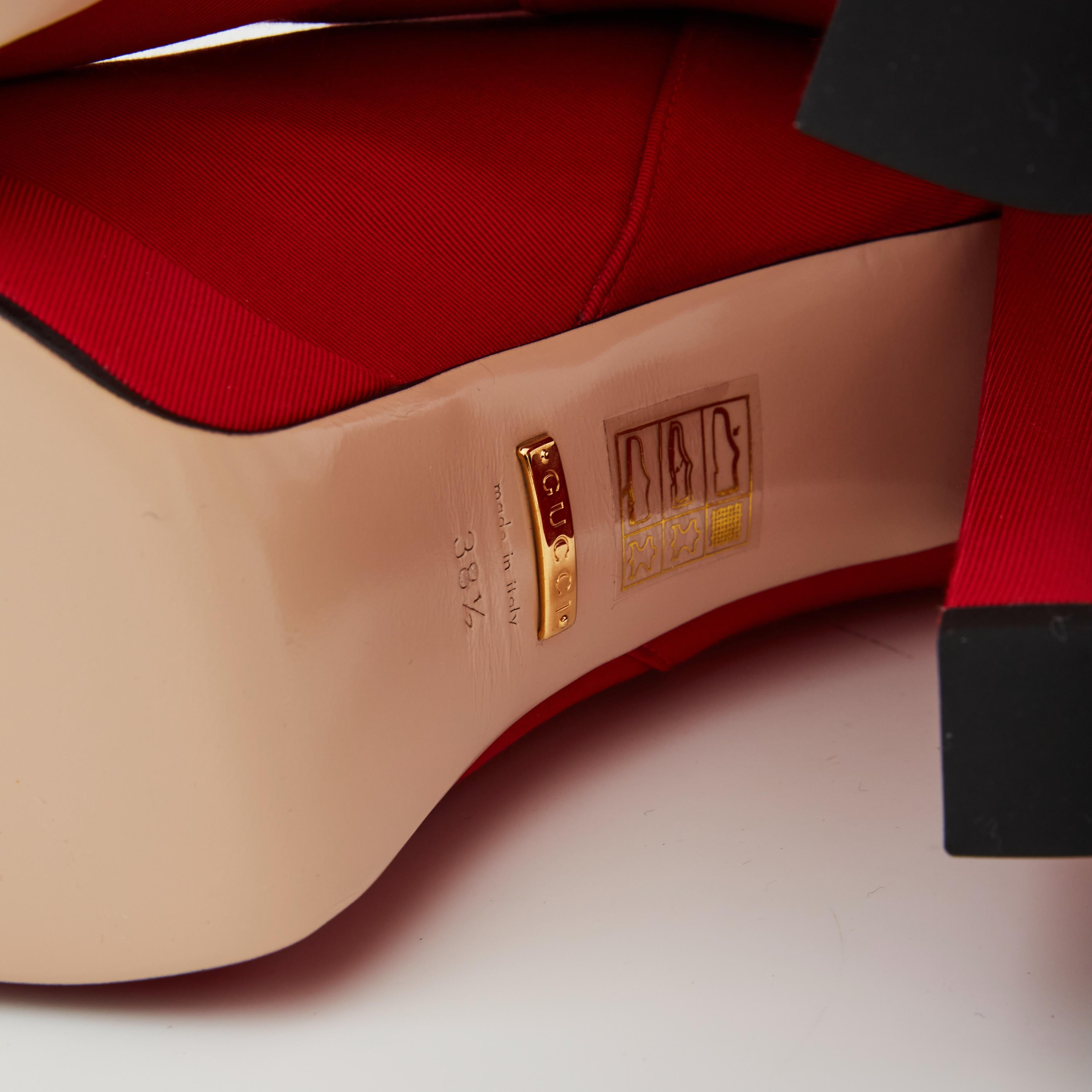 Gucci - Bottes à plateforme hauteur genou en tissu rouge côtelé (588968) 38,5 EU en vente 1