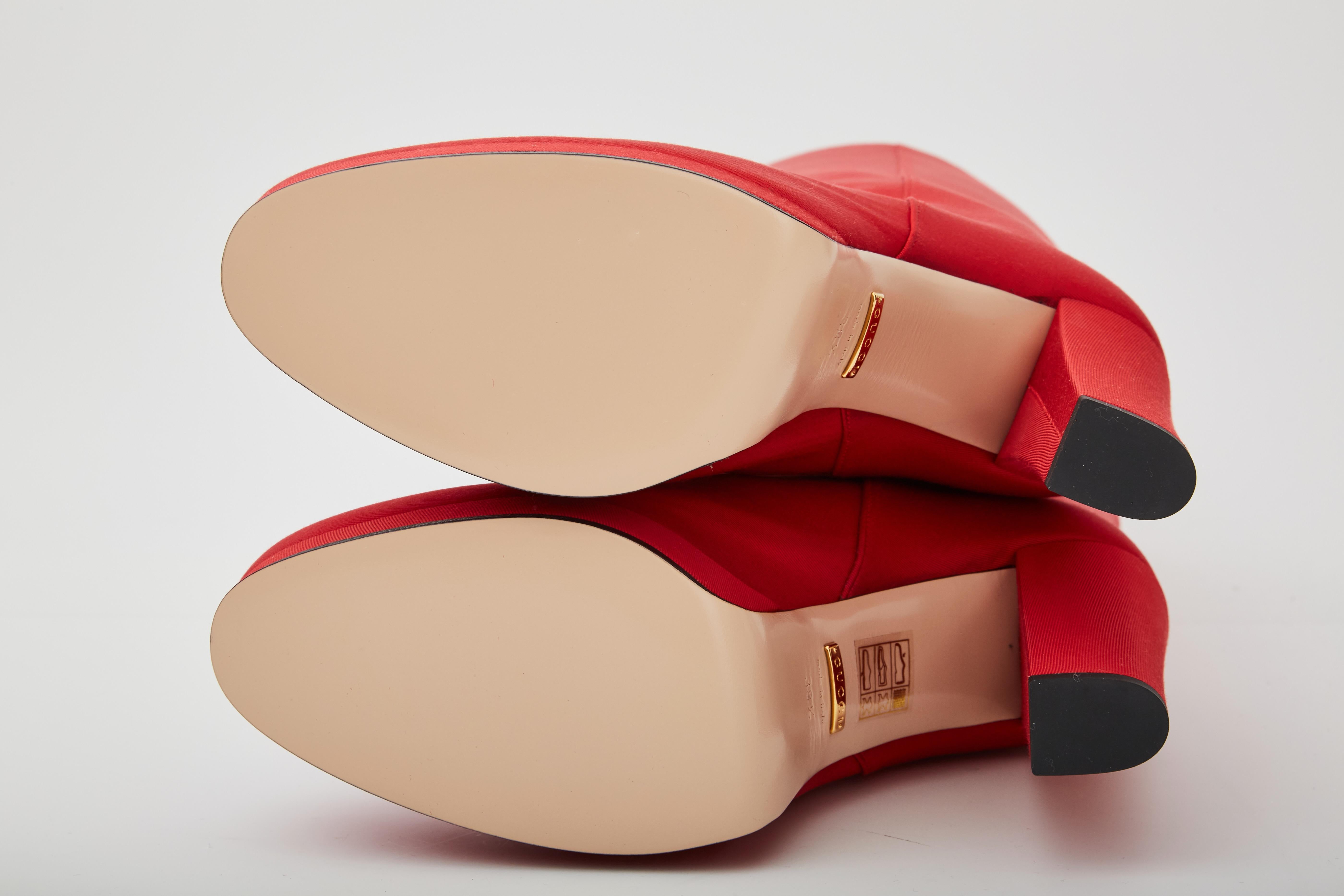 Gucci - Bottes à plateforme hauteur genou en tissu rouge côtelé (588968) 38,5 EU en vente 3