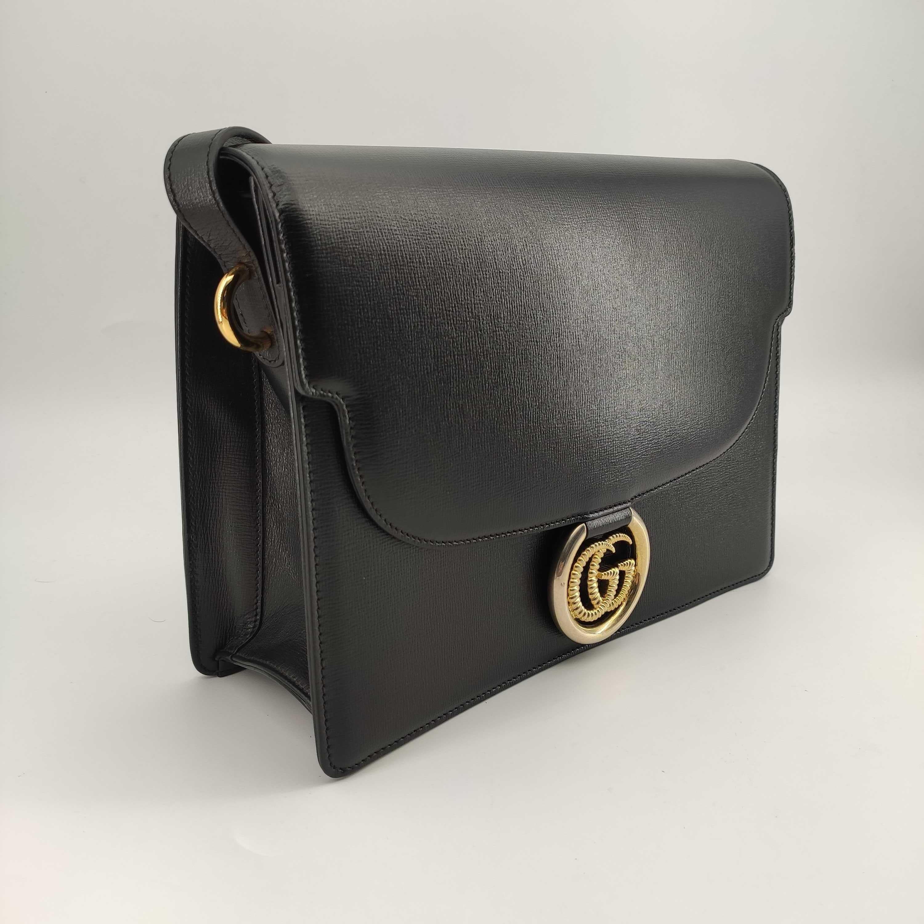 - Designer: GUCCI
- Model: Ring
- Condition: Very good condition. Scratches on the clasp
- Accessories: Dustbag
- Measurements: Width: 30cm, Height: 21cm, Depth: 8.5cm, Strap: 110cm
- Exterior Material: Leather
- Exterior Color: Black
- Interior