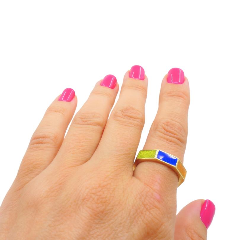 Ein Vintage-Ring von Gucci aus der Link to Love Kollektion, aus 18k Gold und Emaille. Das Design dieses Gucci Rings hat eine geometrische, achteckige Form. Jede seiner acht Facetten hat eine
verschiedene Schattierungen von farbenfroher Emaille, die