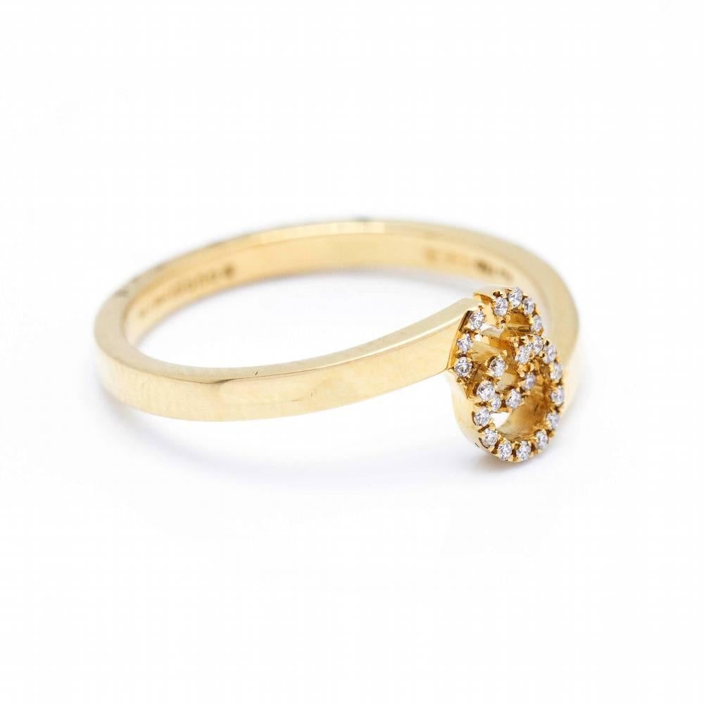Ring mit italienischem Design von GUCCI, Kollektion RUNNING G aus Gelbgold mit Diamanten für Damen, verziert mit dem GG-Motiv, dem unverwechselbaren Emblem der Firma  23x Diamanten im Brillantschliff mit einem Gesamtgewicht von 0,23cts in G/Vs