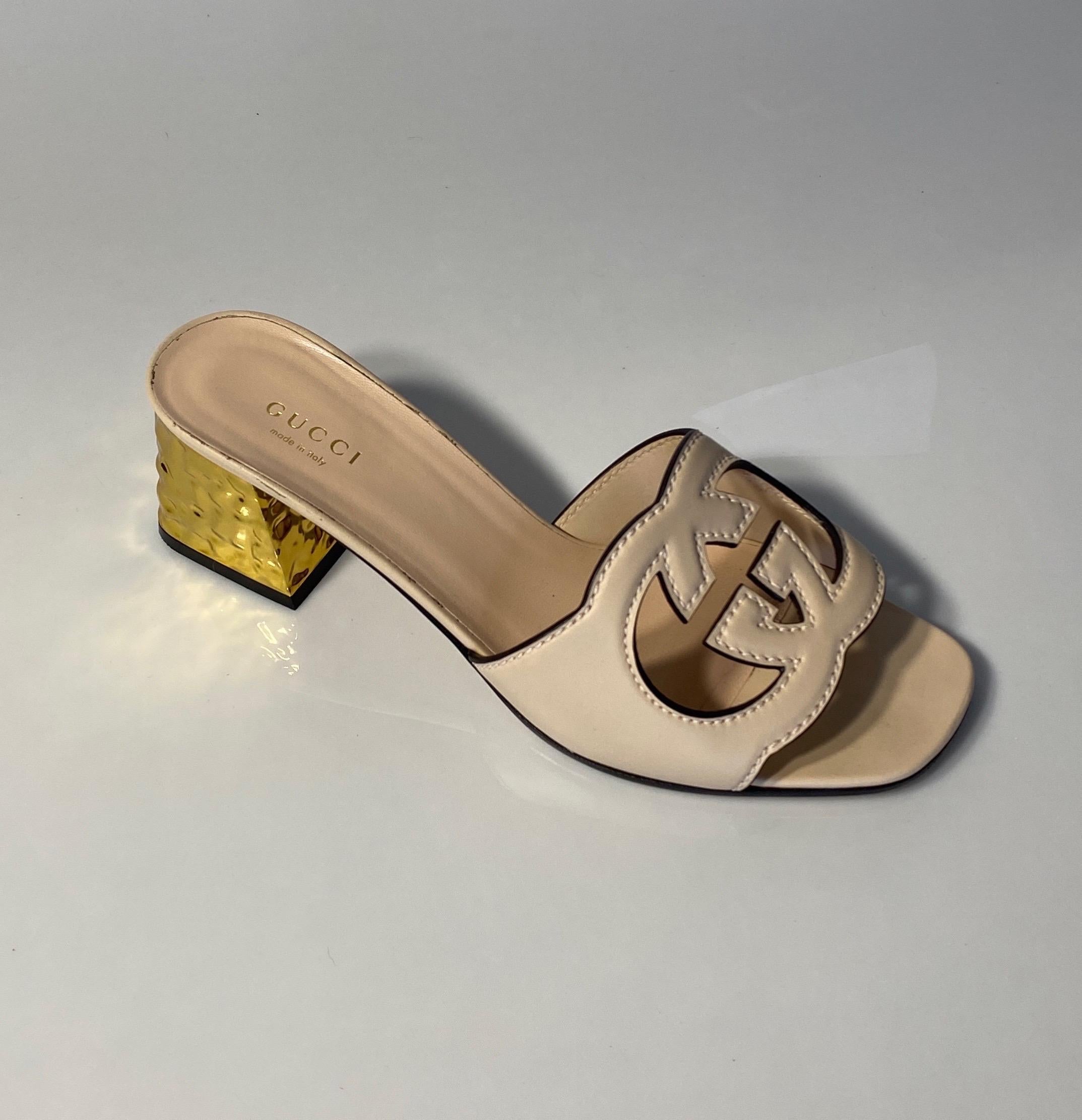 Gucci Rose/Nude Leather Interlocking G Cut-out Sandal - Size 37.5 This must have sandal has a gold hammered effect chunky mid size heel which gives it the glam effect. Influenced by an archival design from the '70s-a hallmark era of the House, the