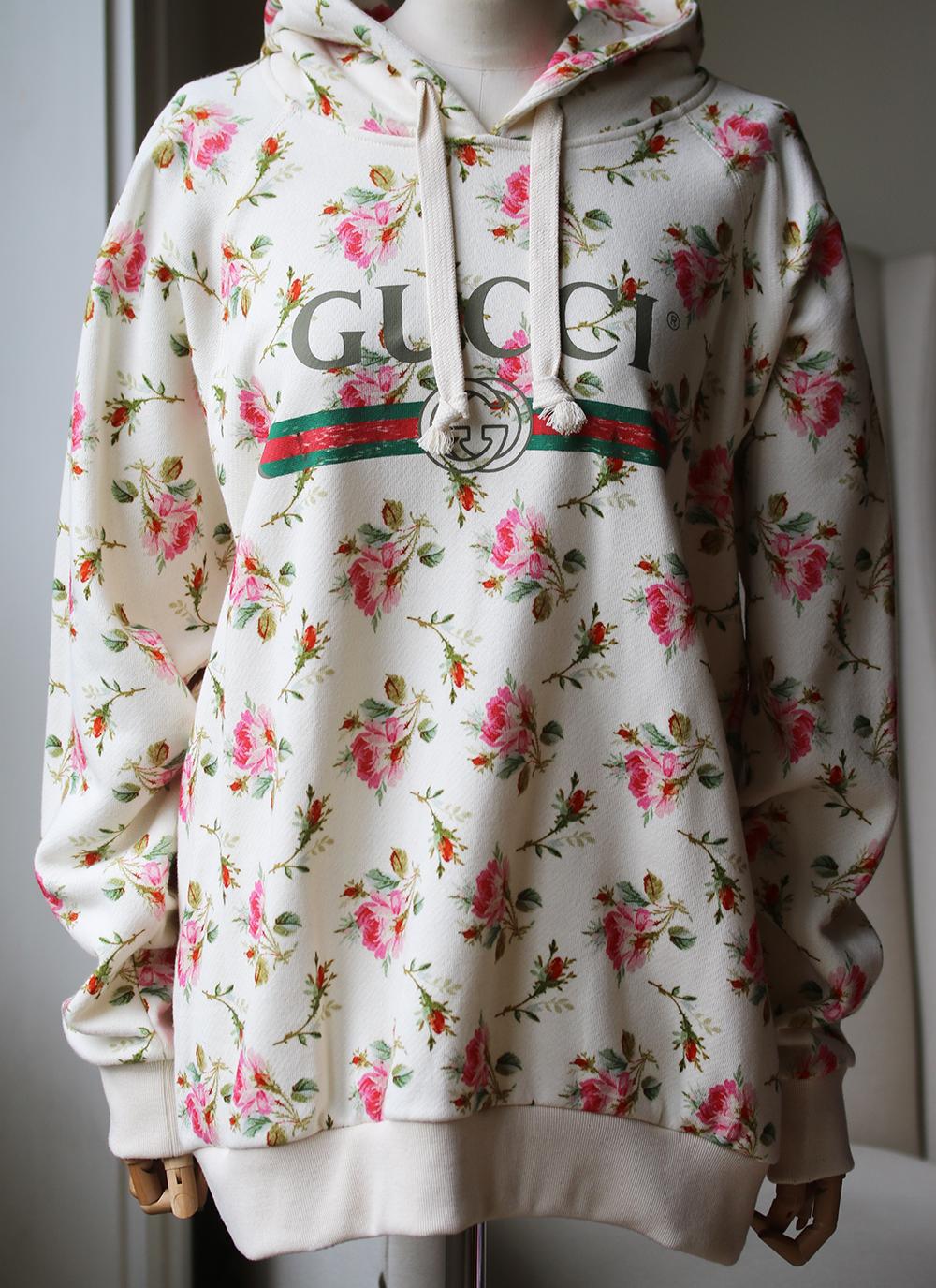 The delicate Rose print is shown on an oversize hooded sweatshirt with the Gucci vintage logo. The logo was inspired by prints from the '80s and speaks to the athletic feel of the most recent collections. Rose print cotton jersey with Gucci vintage