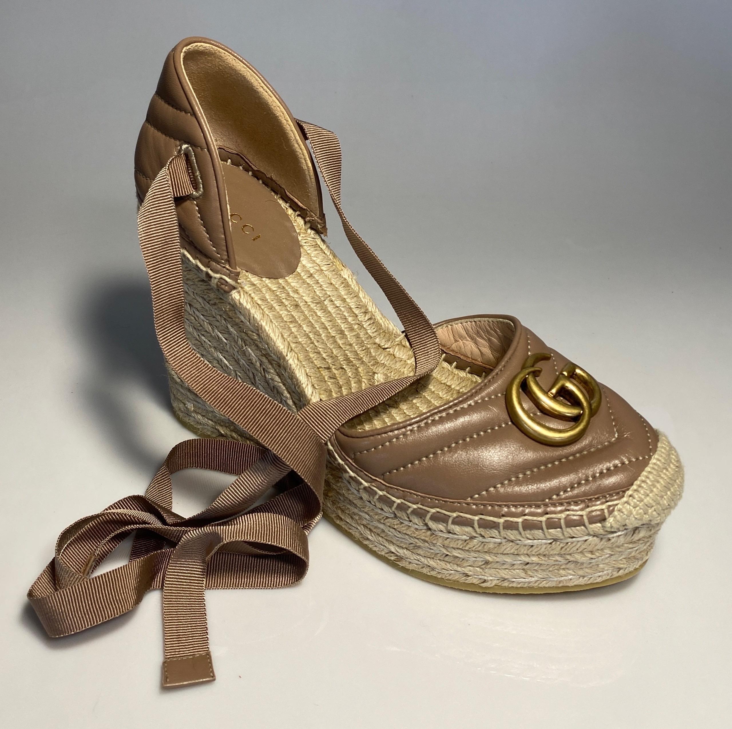 Gucci Rose Tan Leder Matelasse High Wedge Platform Espadrilles - Größe 38,5 NEU, nie getragen. Nur hat eine kleine rosa Fleck in einem der Schuhe (nicht sichtbar, wenn getragen, aber Bild wird zeigen). Die Gucci GG Matelasse Leather Platform