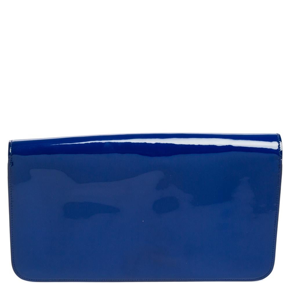 Carry Gucci's Bright Bit clutch against smart tailoring for a classy look. It is crafted from royal blue-hued patent leather with the brand's signature Horsebit motif in gold-tone hardware on the front flap. The flap opens to a lined interior with