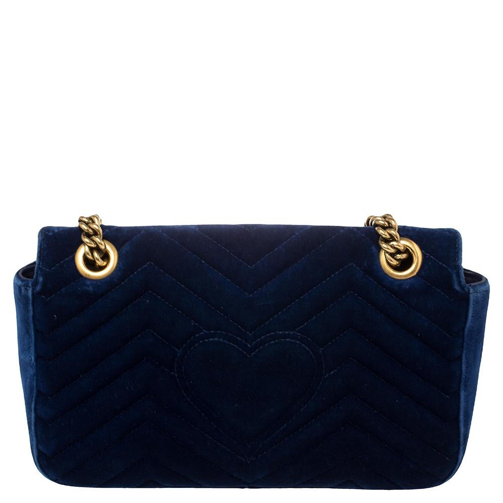 The petite and classic GG Marmont shoulder bag is made of lavish matelassé velvet and has a well-sized satin interior. It features a GG logo on the front for a signature touch. The slender strap is accentuated with a luxurious-looking gold-tone
