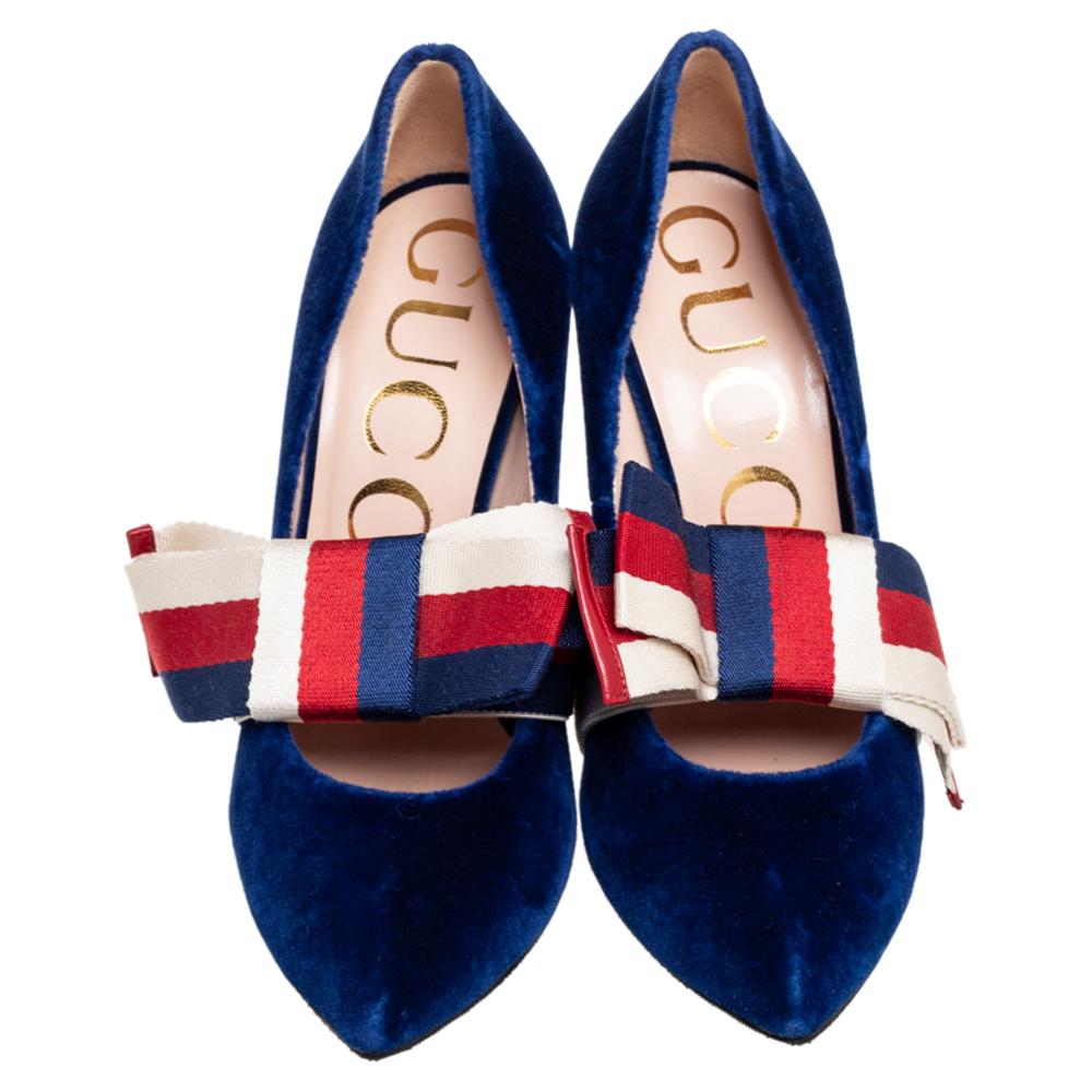These stylish and trendy pumps are unmistakably Gucci! Precise craftsmanship and luxurious suede characterize these pumps. They come in a shade and are styled with pointed toes, removable web bows that bring a signature touch, and 10 cm heels. They
