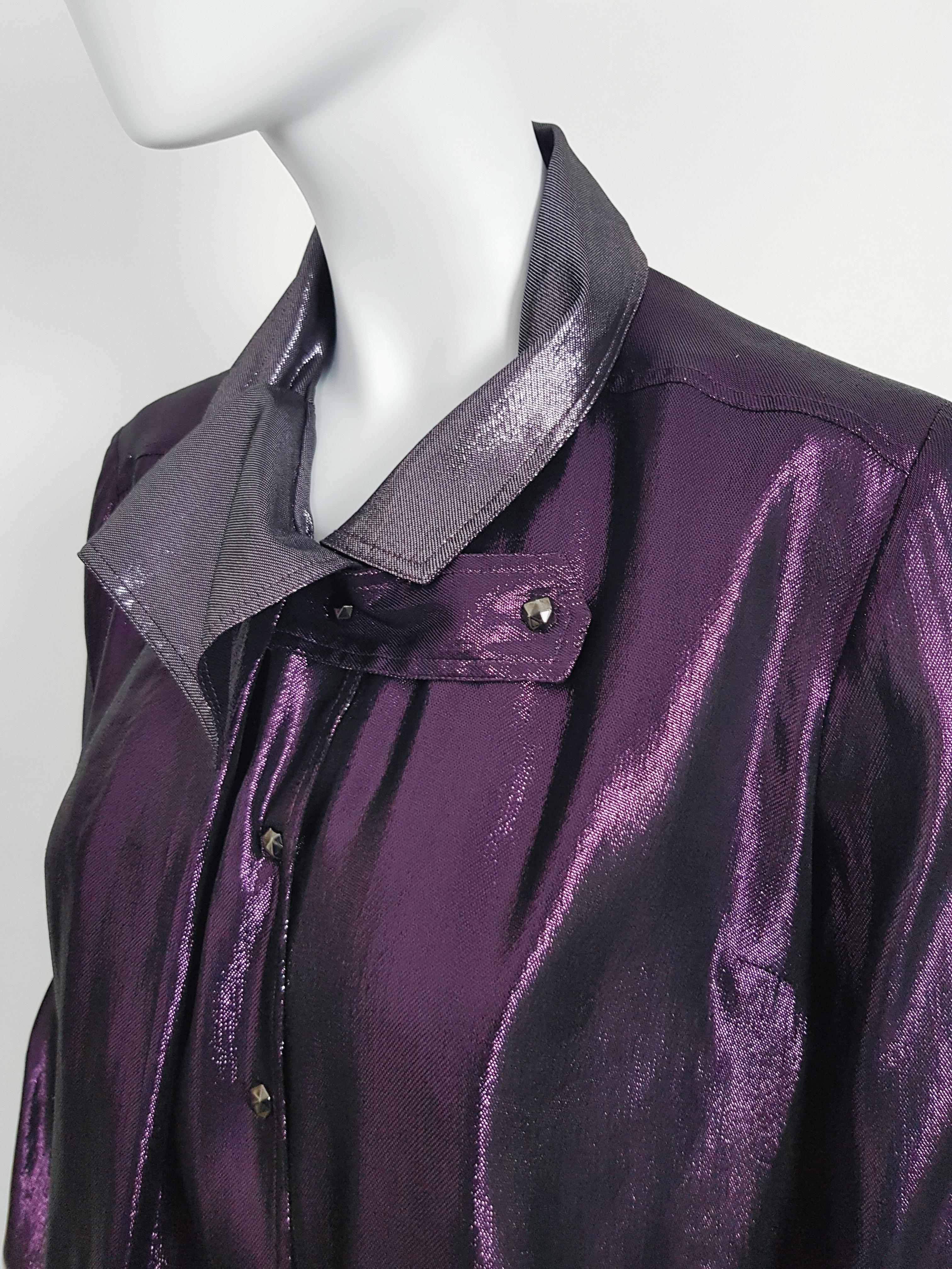 Fabuleuse chemise en soie métallisée de la collection RTW de Gucci automne 2009 conçue par Frida Giannini

- Tissu en tissu métallique double effet gris et violet
-Closé par des boutons de boutonnage métalliques
-Collier spécial
64% Soie / 36%