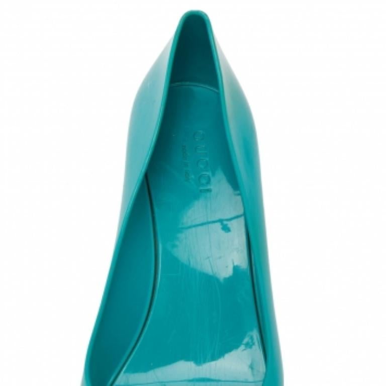 These fabulous Marola peep-toe jelly wedges by Gucci are crafted in rubber. They come with round peep toes and feature GG detailings at the vamps and the insoles are unlined. A quick pick for an effortless style!